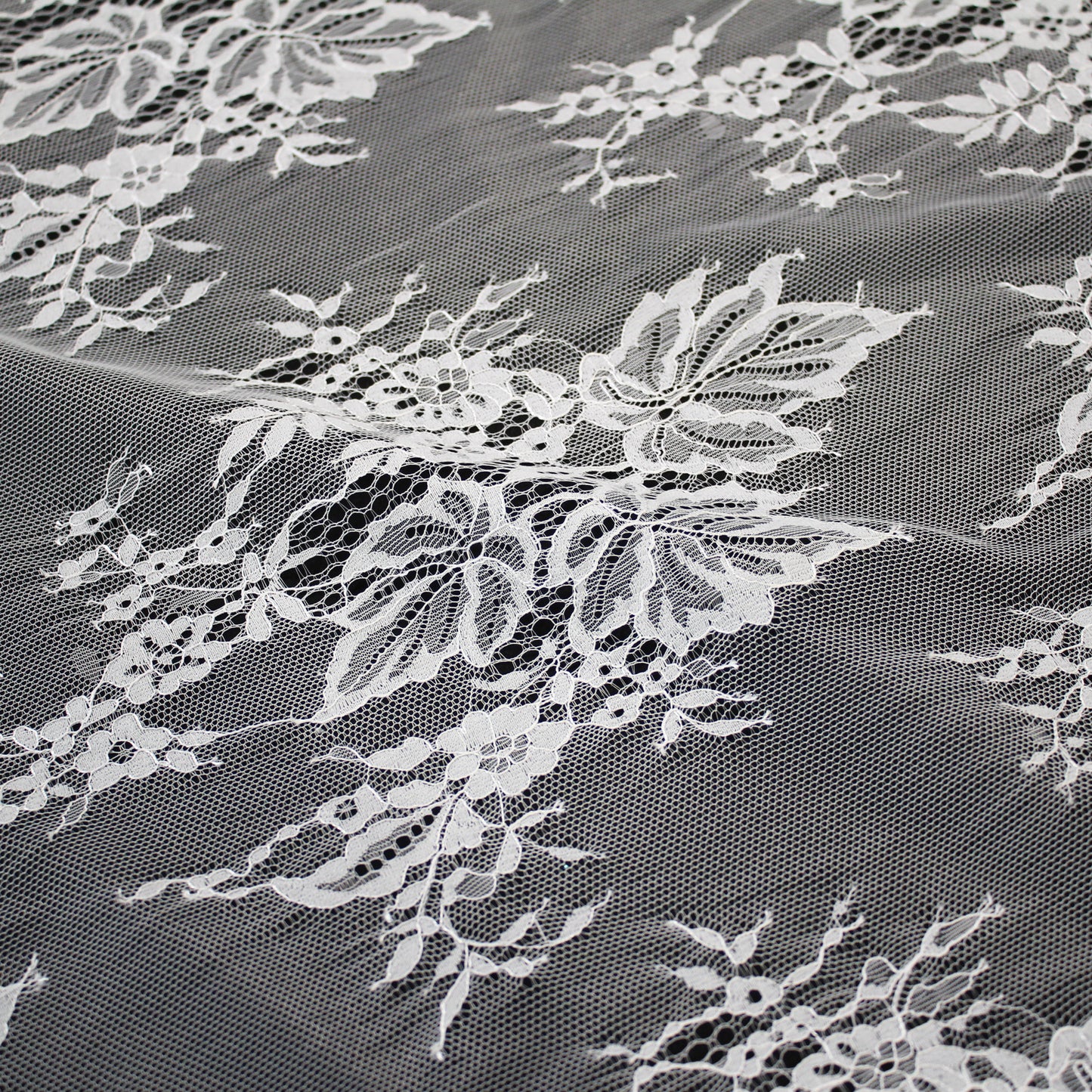 Pizzo Chantilly | Foglie e Fiori a Campo Pieno | Senza Bordo | H 140 cm | FW2609