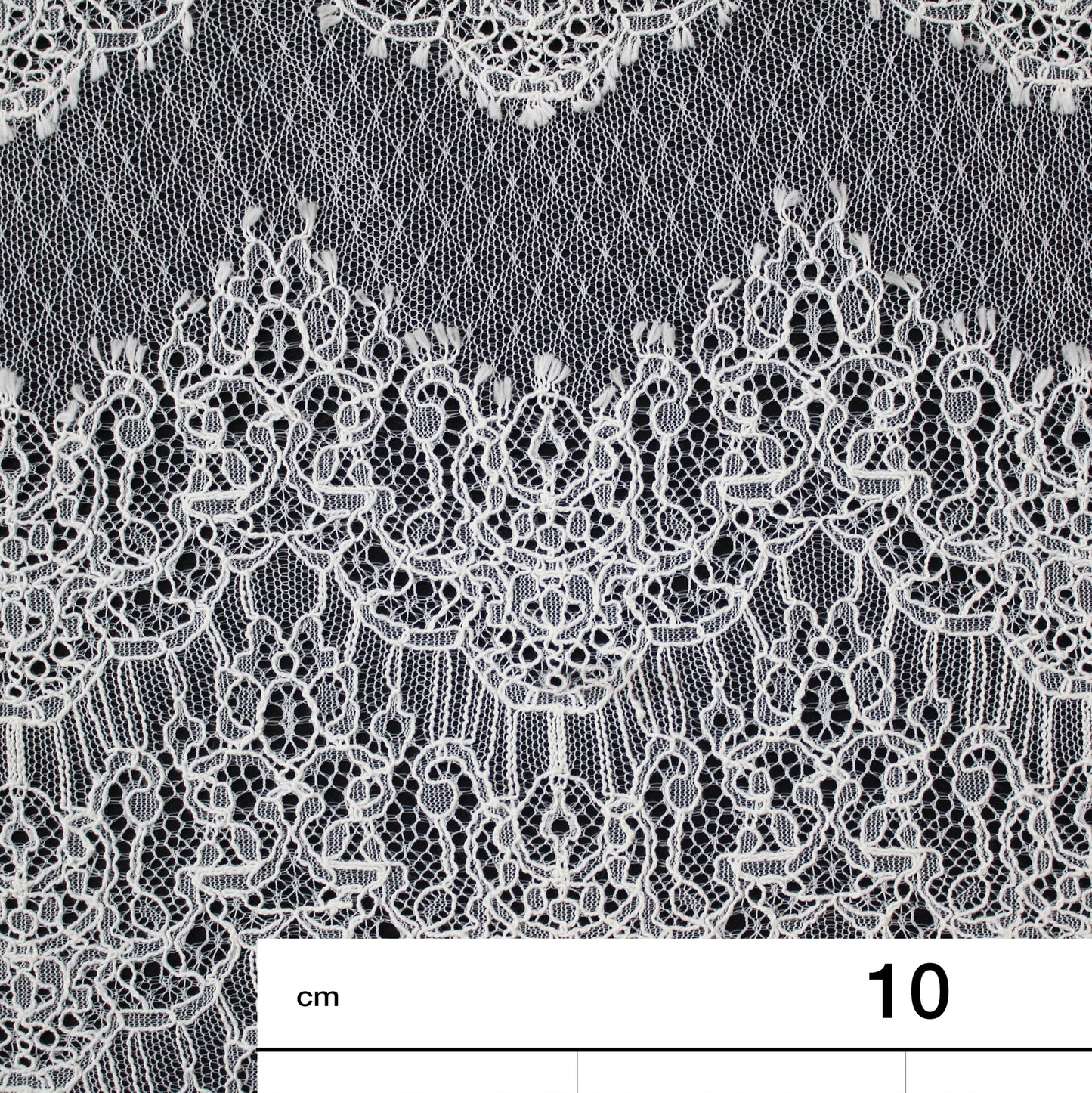 Pizzo Chantilly | Motivo Arabesco a Bande Larghe Orizzontali | Smerlo | H 130 cm | FW3947