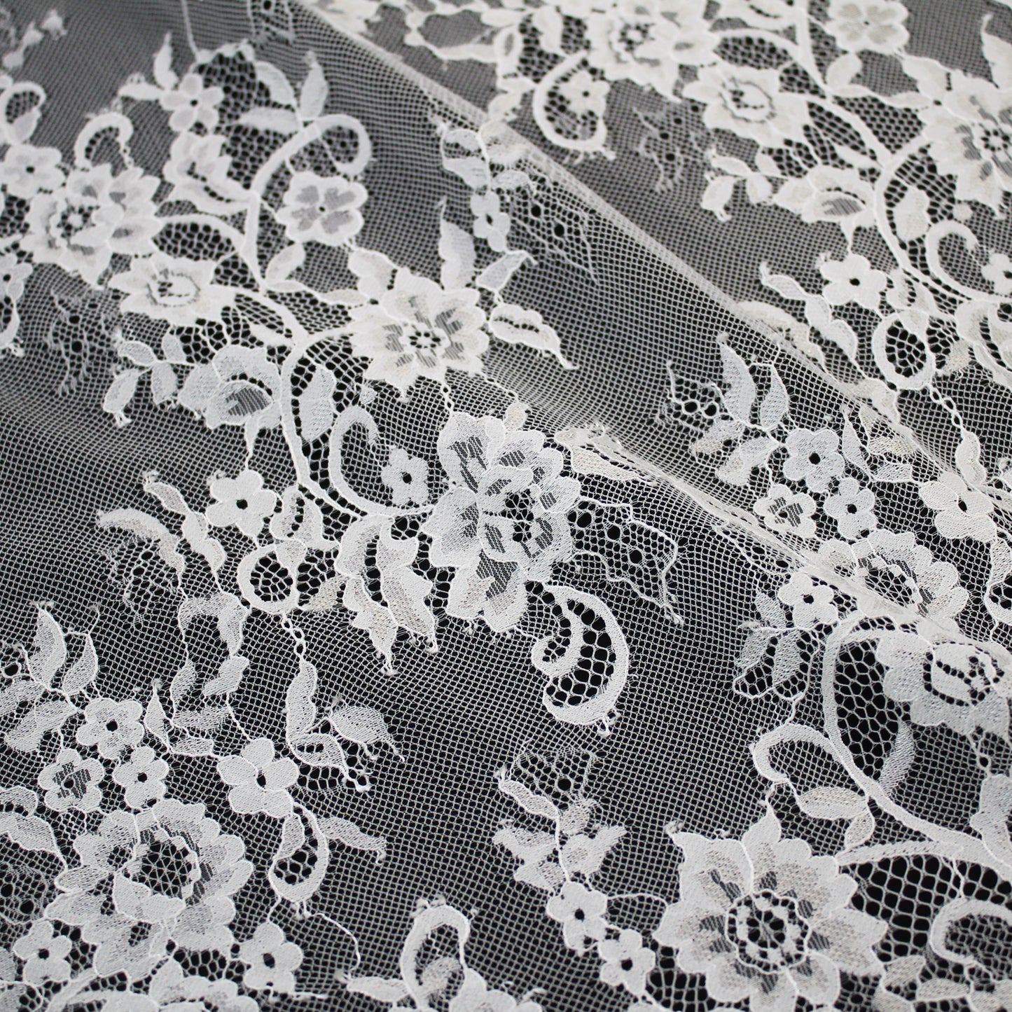 Pizzo Chantilly | Ricamo Ramage di Fiori a Zig Zag Verticale | Doppio Bordo Medio | H 150 cm | FW4107