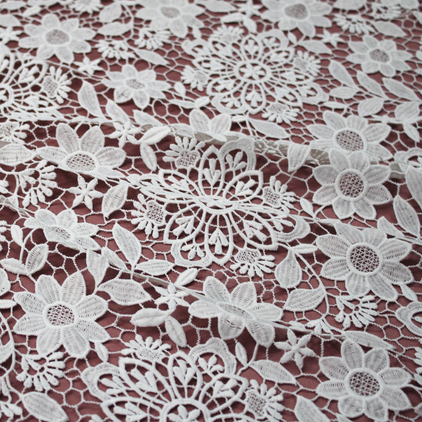 Macramé Lace with Multiform Flowers
