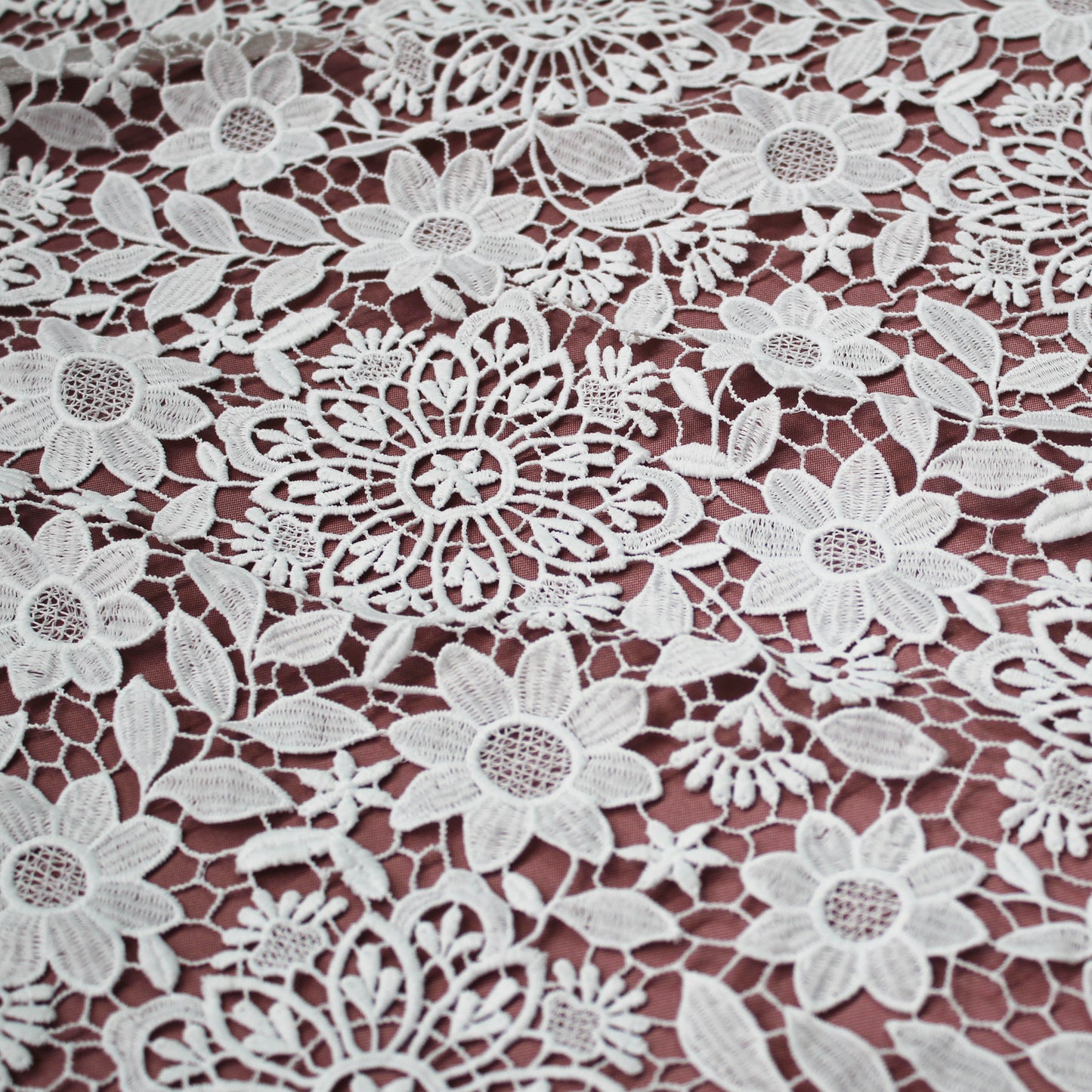Macramé Lace with Multiform Flowers