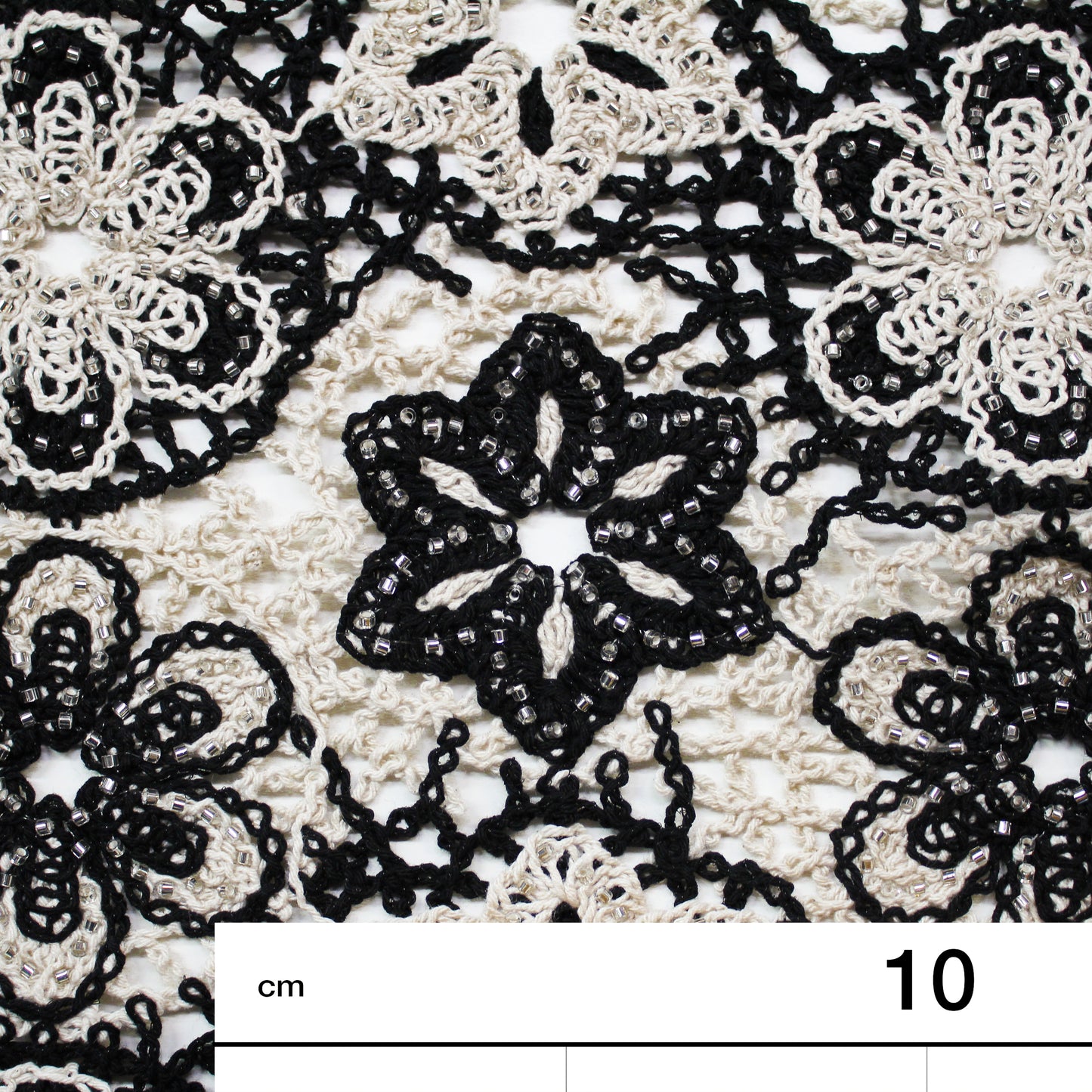 Pizzo Macramè con Motivo Floreale Bianco e Nero