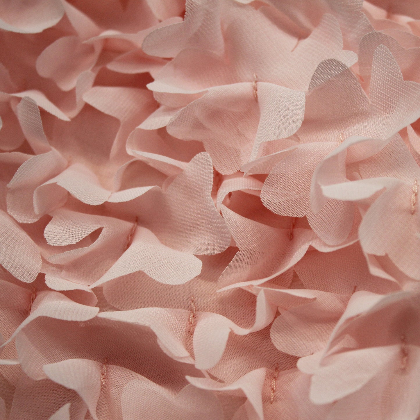 Tessuto Georgette Ricamato con Fiori e Petali 3D