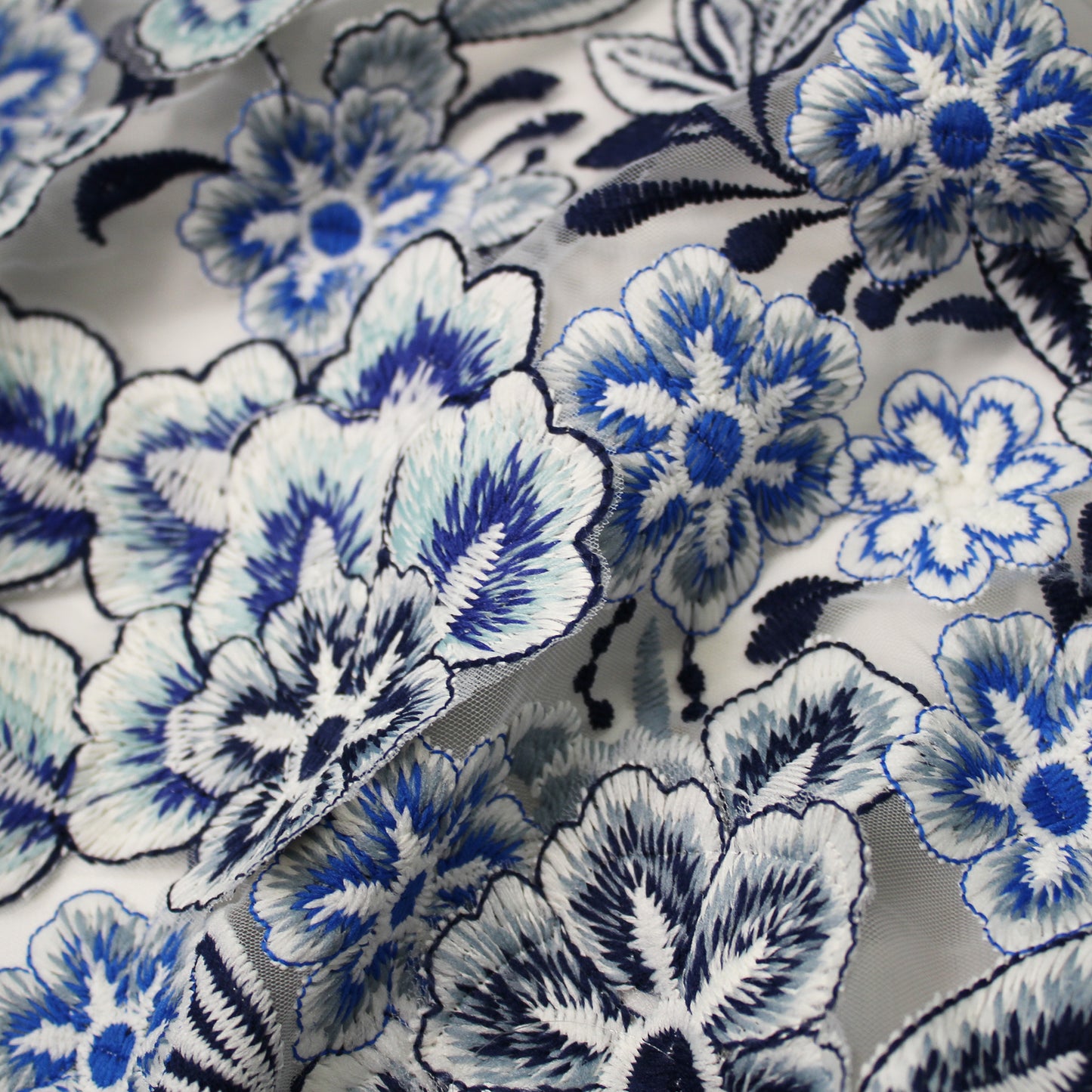 Tulle Ricamato Bianco con Fiori Blu a Rilievo