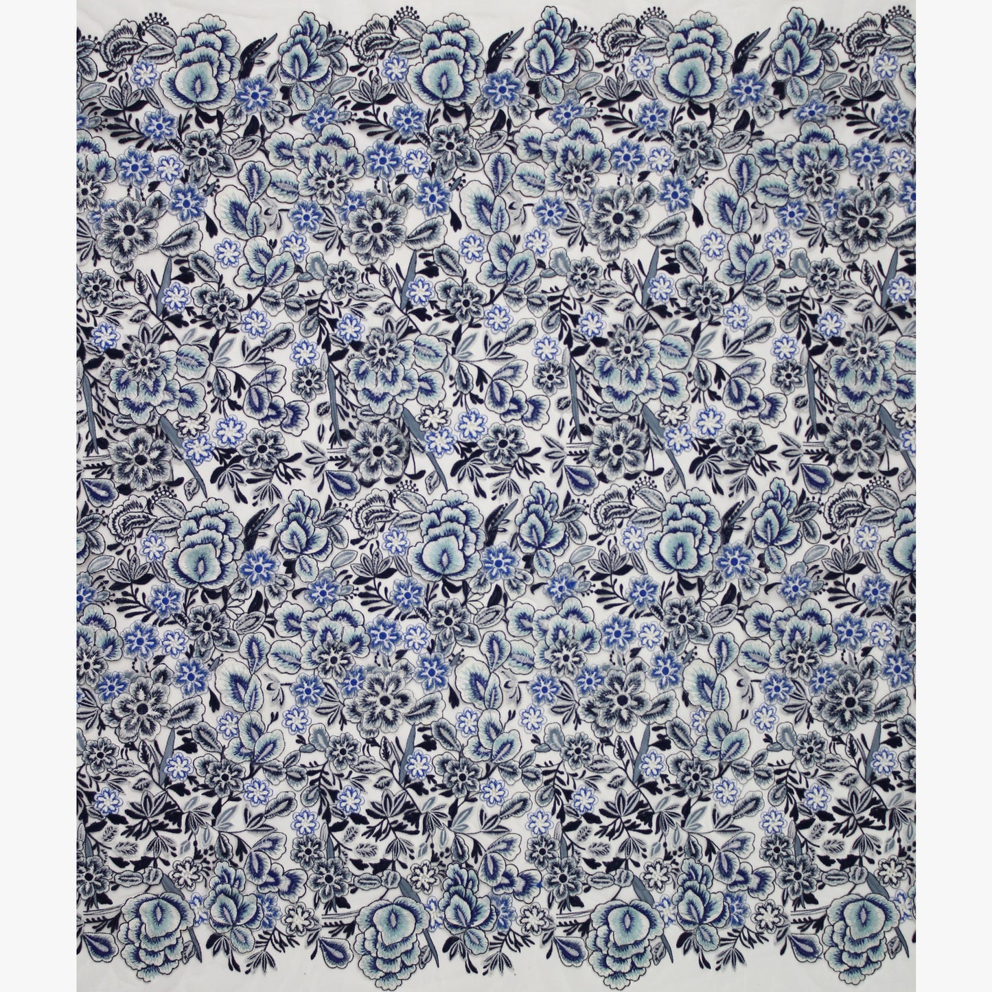 Tulle Ricamato Bianco con Fiori Blu a Rilievo