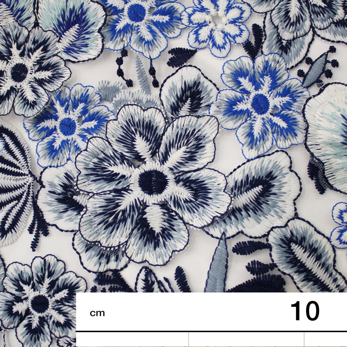 Tulle Ricamato Bianco con Fiori Blu a Rilievo