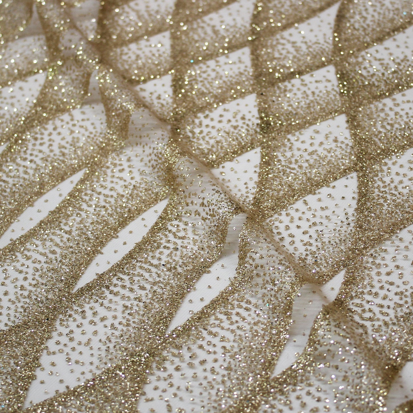 Tulle Ricamato Glitter con Intreccio di Onde Regolari e Motivo Geometrico