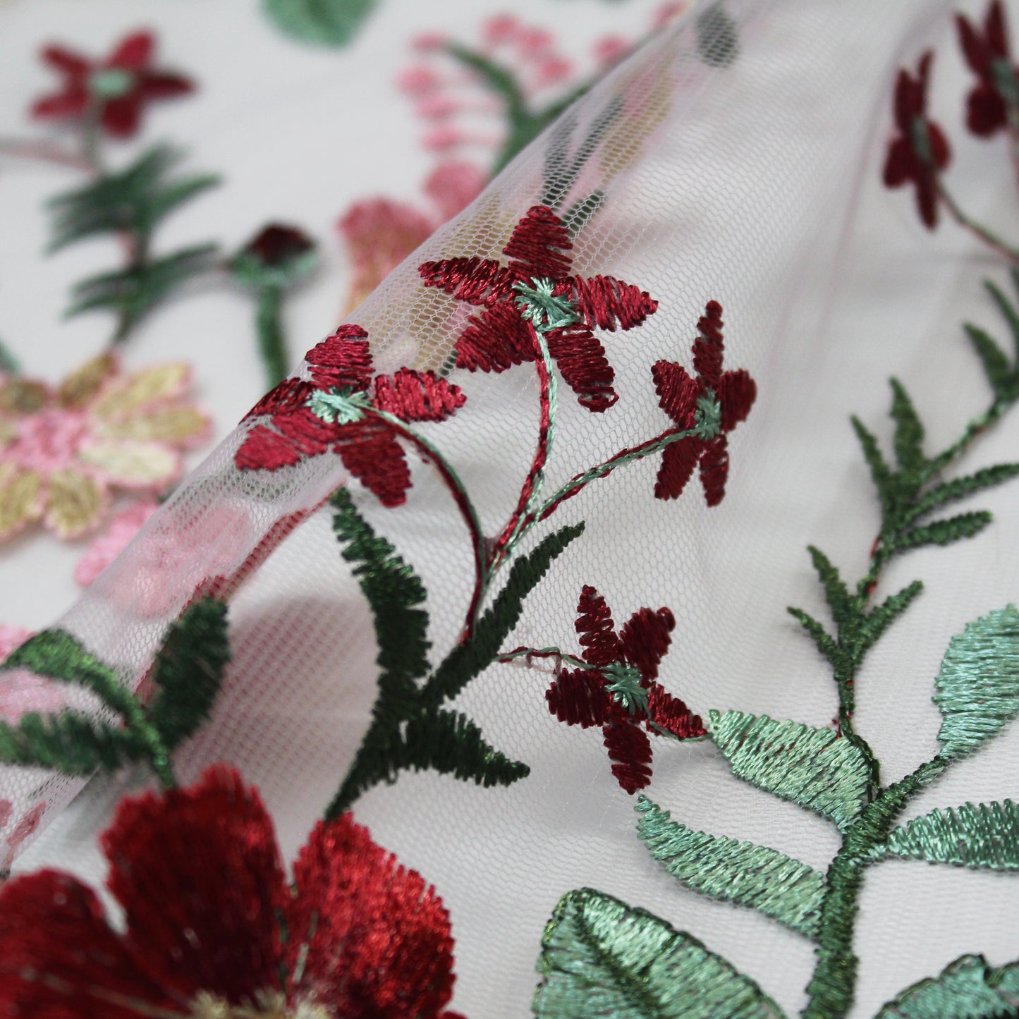 Tulle Ricamato Ortensia con Fiori Rossi e Rosa