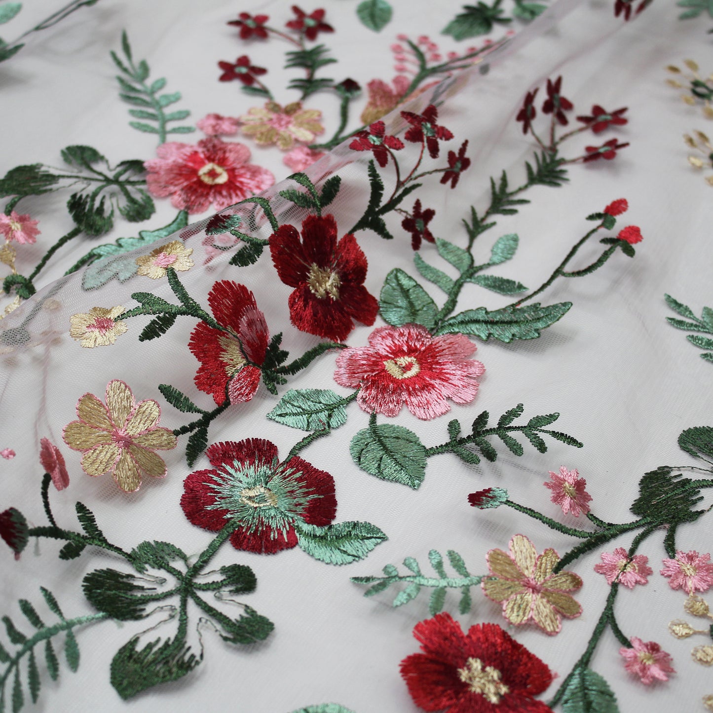 Tulle Ricamato Ortensia con Fiori Rossi e Rosa