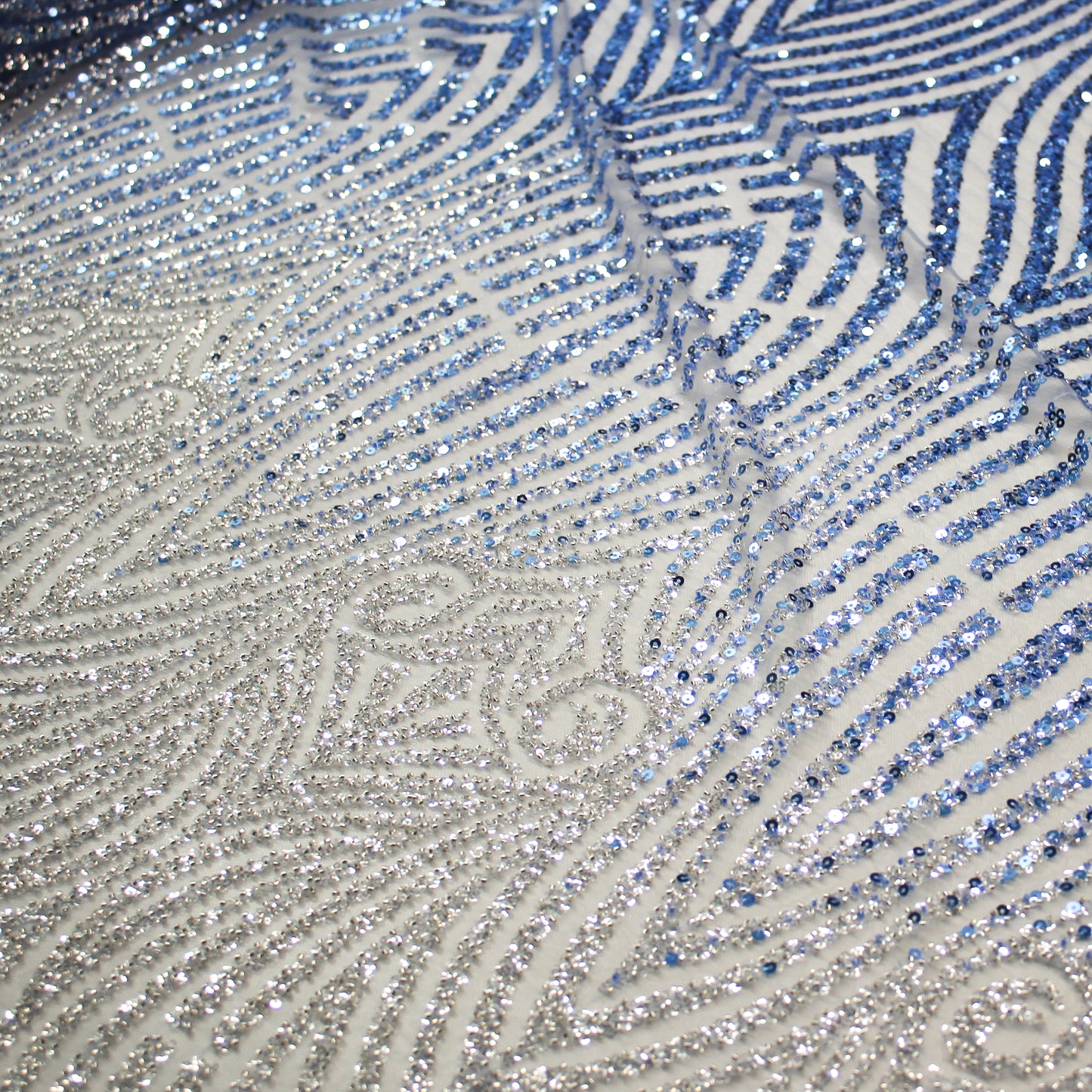 Tulle Ricamato Paillettes e Coralli con Effetto Arabesco