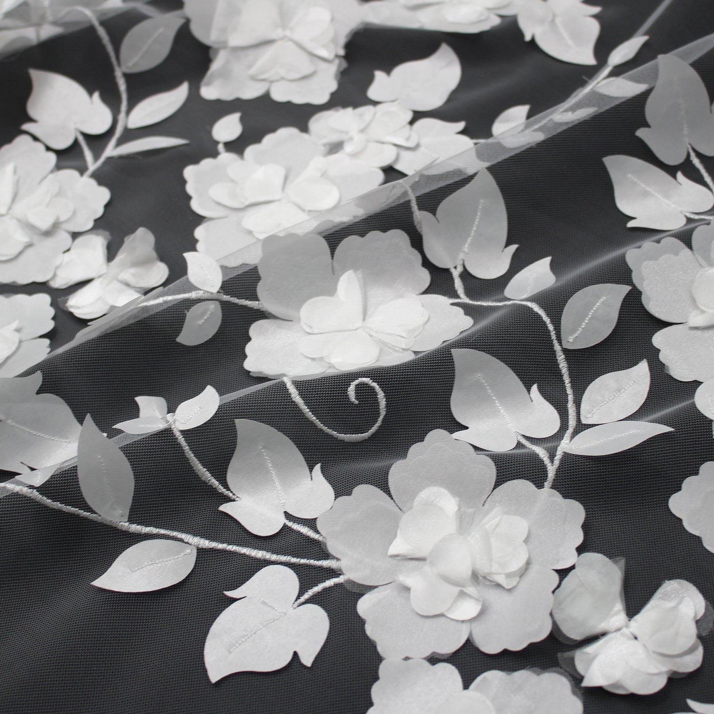 Tulle Ricamato con Rose e Foglie in organza 3D