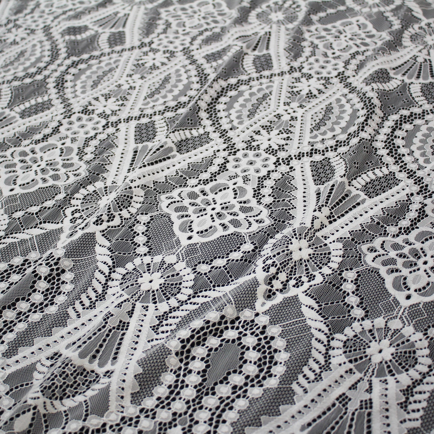 Pizzo Chantilly Filet | Motivo Arabesco Geometrico | Doppio Smerlo | H 140 cm | FW3487
