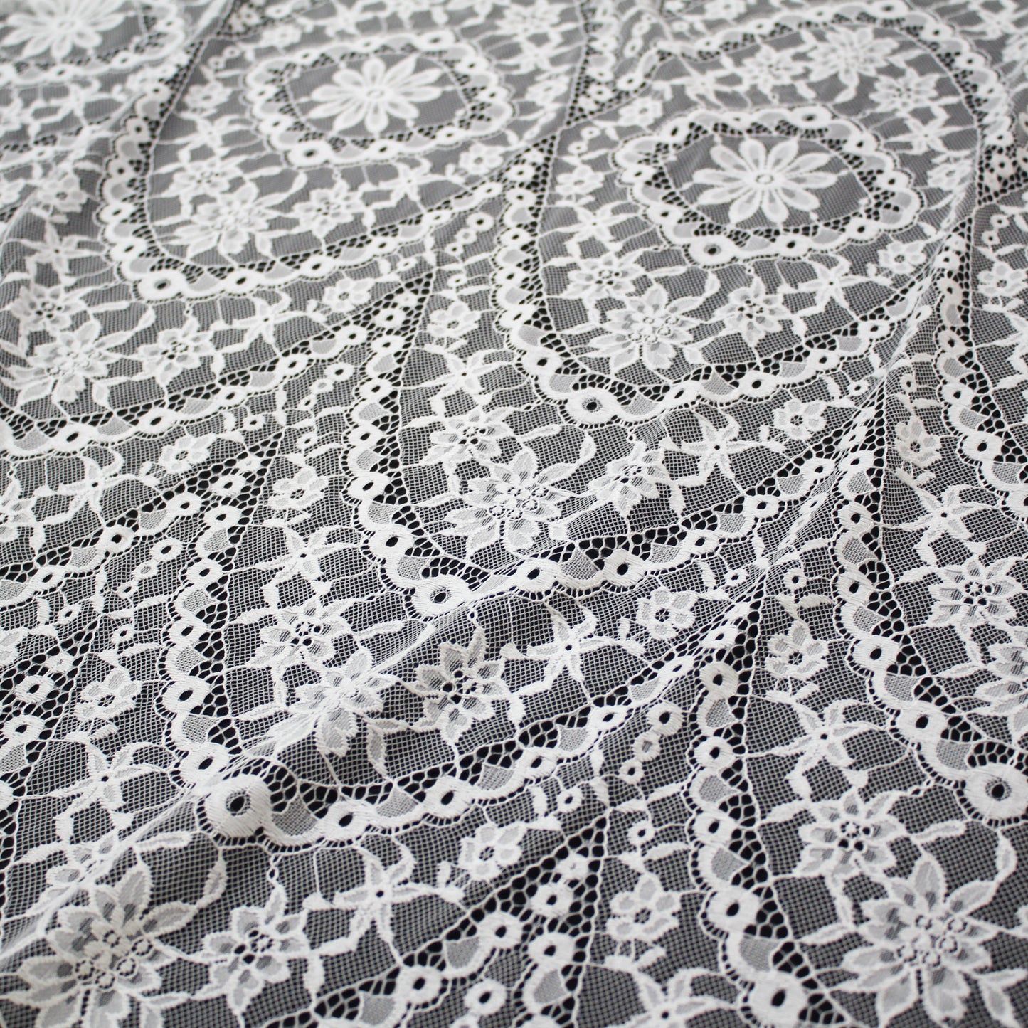 Pizzo Chantilly Filet | Motivo Geometrico ad Archi e Fiori | Doppio Smerlo | H 150 cm | FW3755