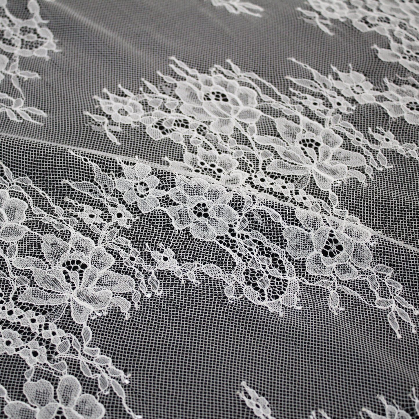 Pizzo Chantilly | Fiori a Zig Zag Orizzontale | Doppio Bordo Medio-Alto | H 150 cm | FW853