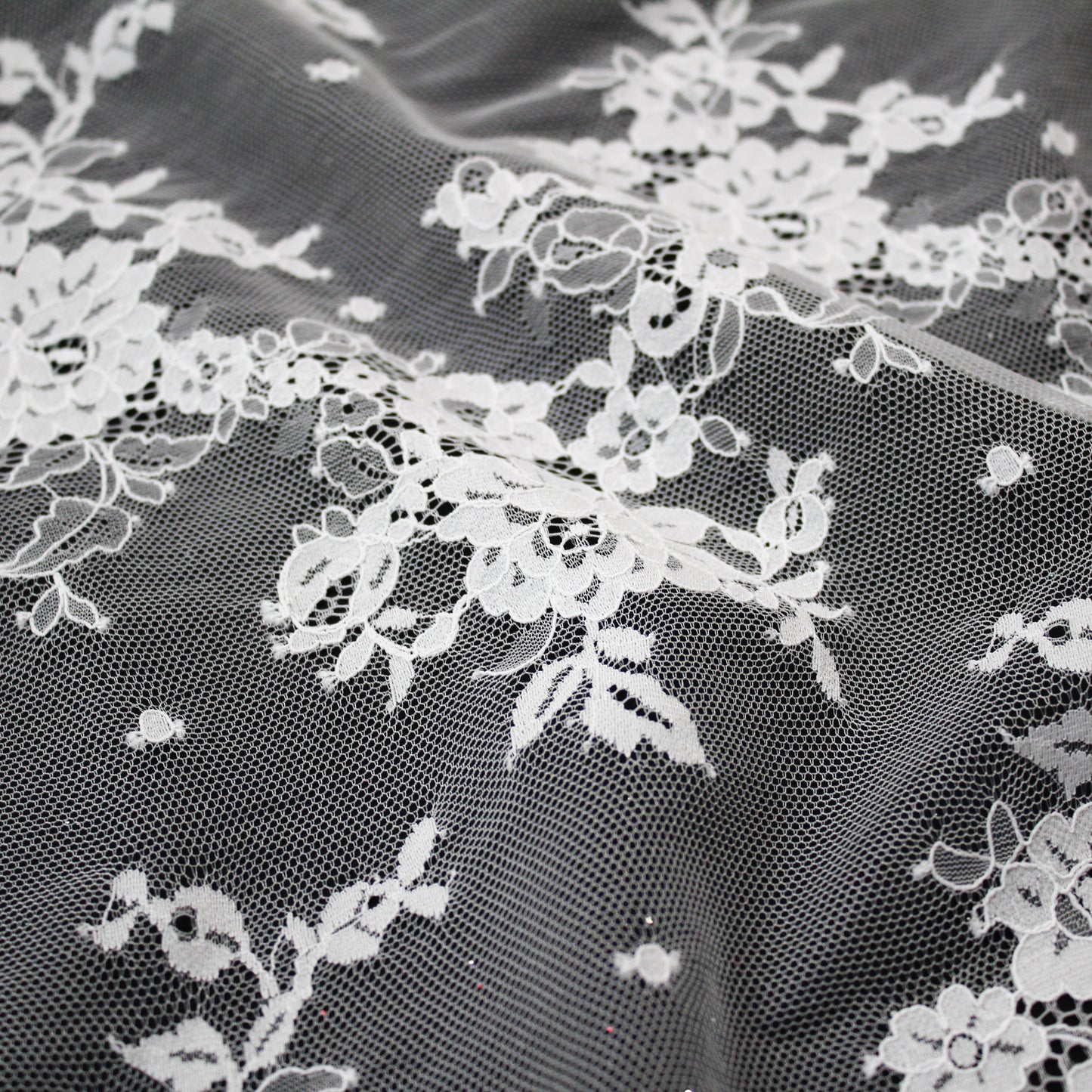 Pizzo Chantilly | Fiori Piccoli a Zig Zag Orizzontale | Doppio Smerlo | H 140 cm | FW586