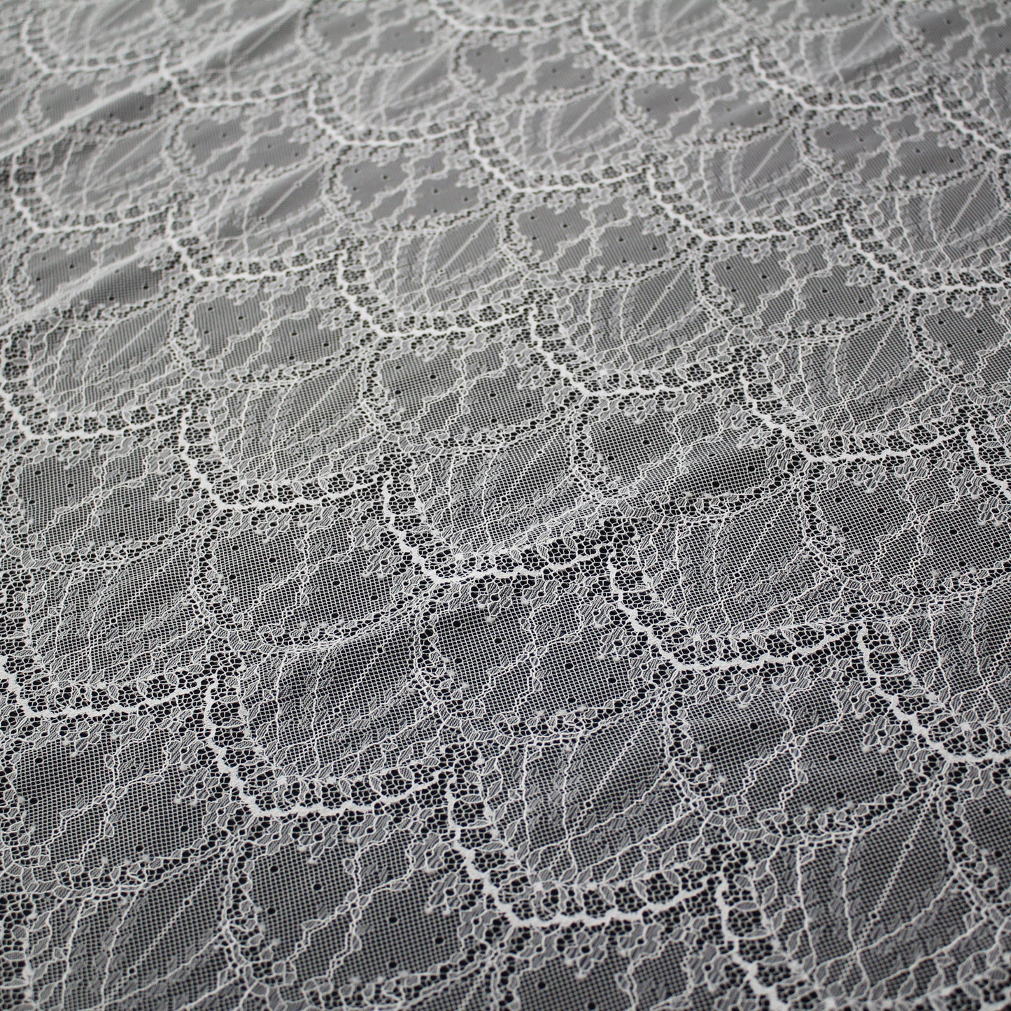 Pizzo Chantilly Ombré | Motivo Geometrico ad Archi | Smerlo | H 145-150 cm | FW3950