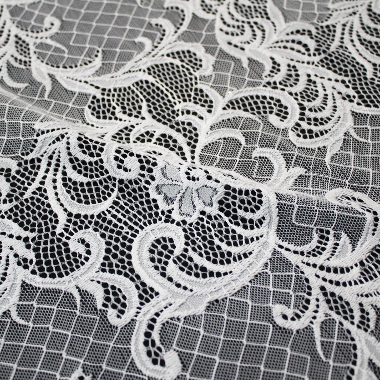 Pizzo Chantilly | Intreccio di Foglie e Ricamo Effetto Rete | Doppio Smerlo | H 140 cm | FW3507