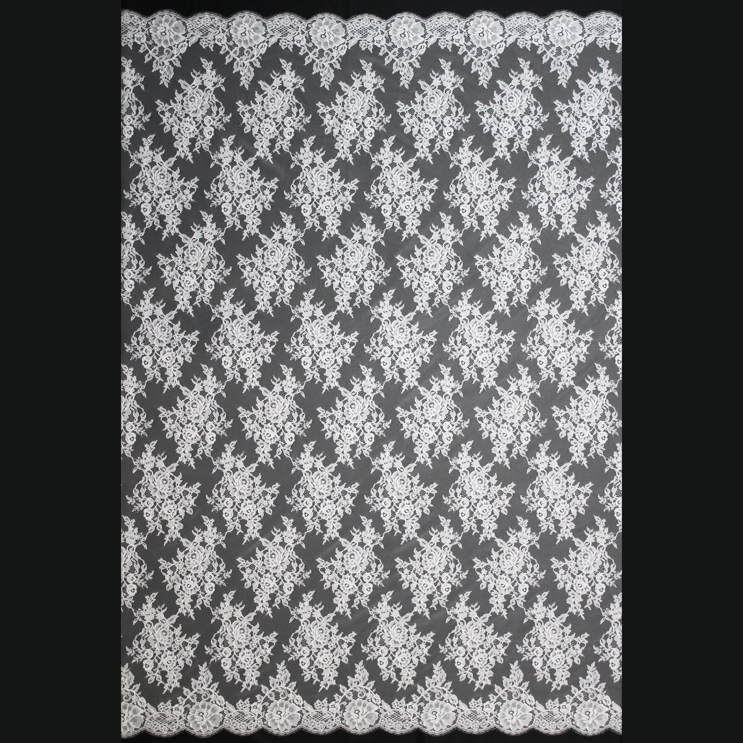 Pizzo Chantilly | Mazzi di Fiori a Campo Pieno | Doppio Bordo Basso | H 140 cm | FW633