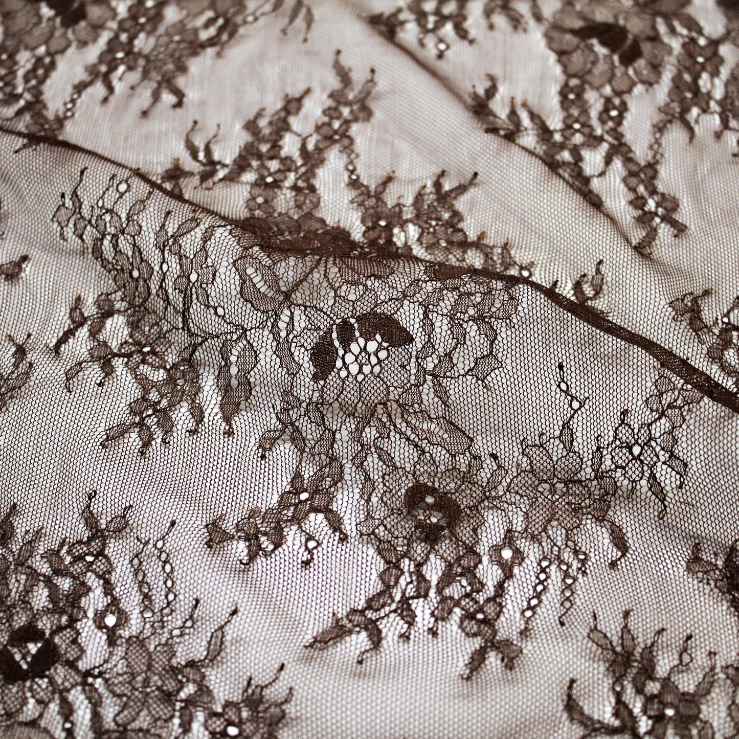 Pizzo Chantilly | Mazzi di Fiori Sparsi | Doppio Bordo Alto con Fiori e Paisley | H 130 cm | FW2969