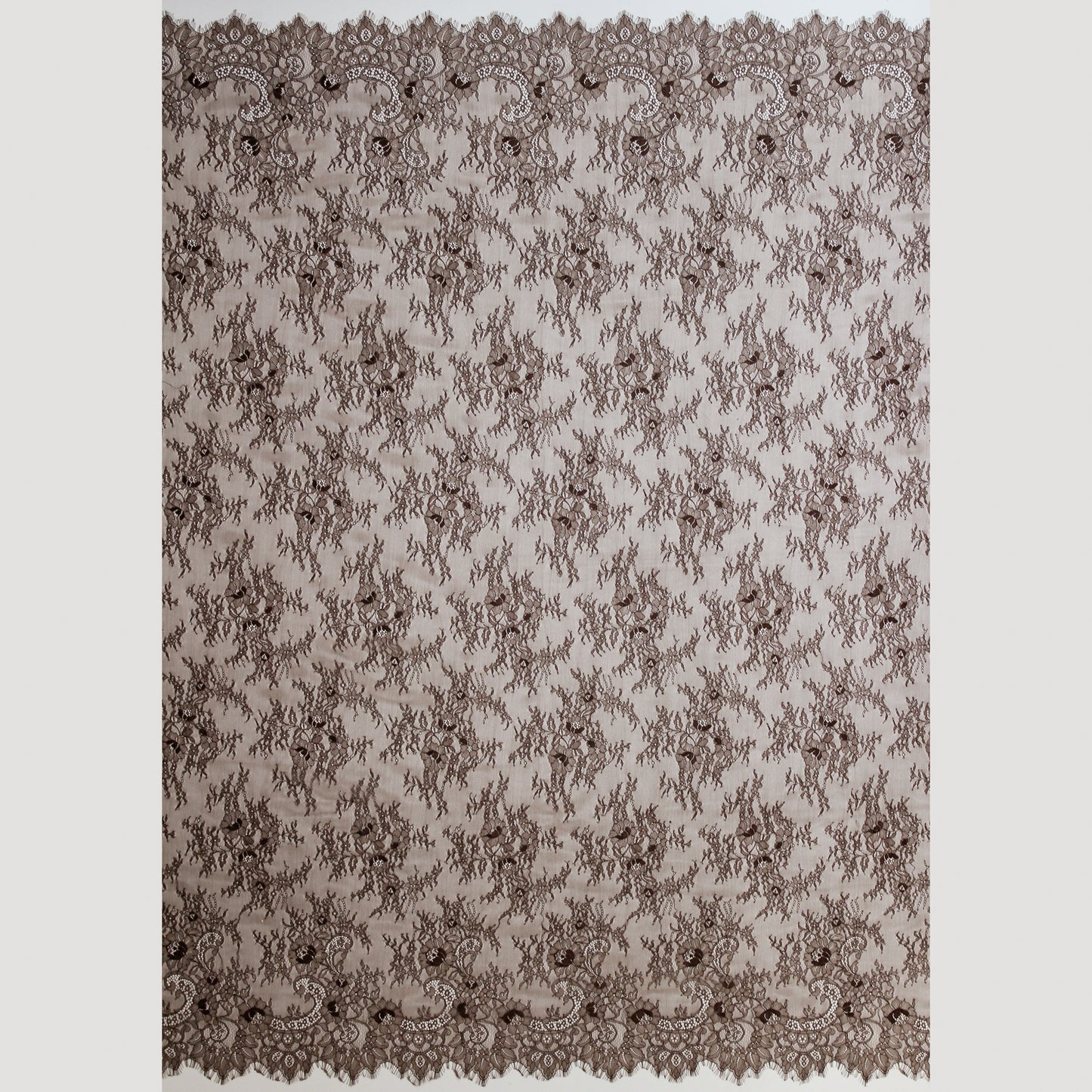 Pizzo Chantilly | Mazzi di Fiori Sparsi | Doppio Bordo Alto con Fiori e Paisley | H 130 cm | FW2969