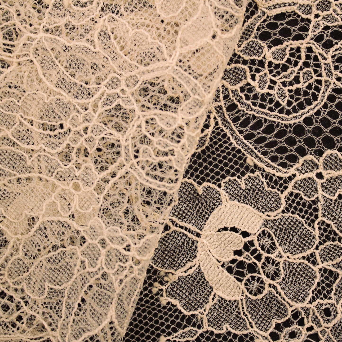 Pizzo Chantilly | Mazzi di Fiori Sparsi | Doppio Bordo Alto con Fiori e Paisley | H 130 cm | FW2969