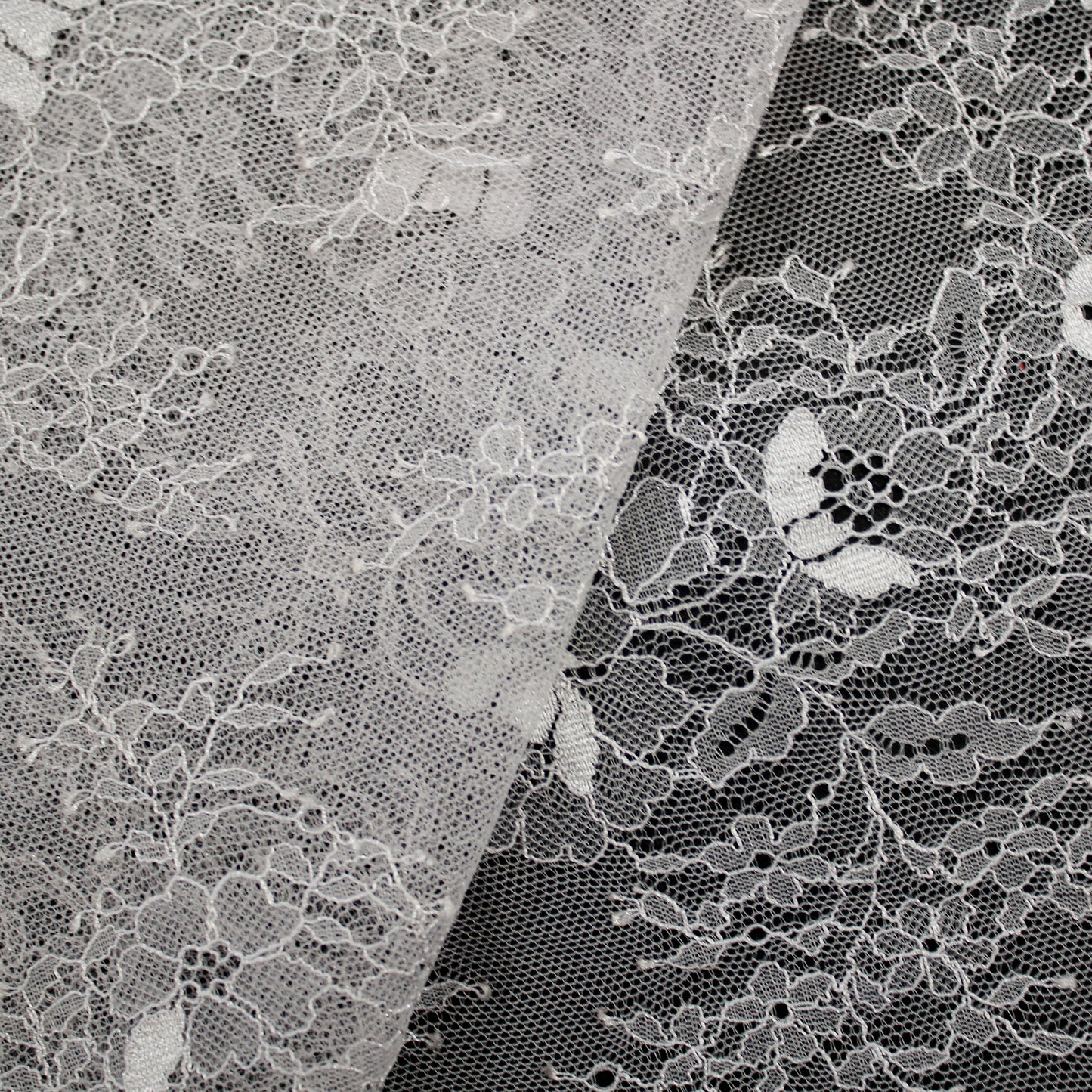 Pizzo Chantilly | Mazzi di Fiori Sparsi | Doppio Bordo Alto con Fiori e Paisley | H 130 cm | FW2969