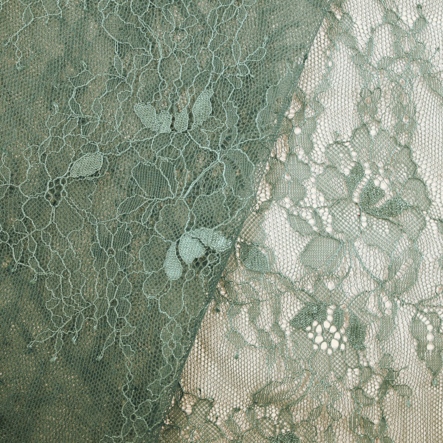 Pizzo Chantilly | Mazzi di Fiori Sparsi | Doppio Bordo Alto con Fiori e Paisley | H 130 cm | FW2969
