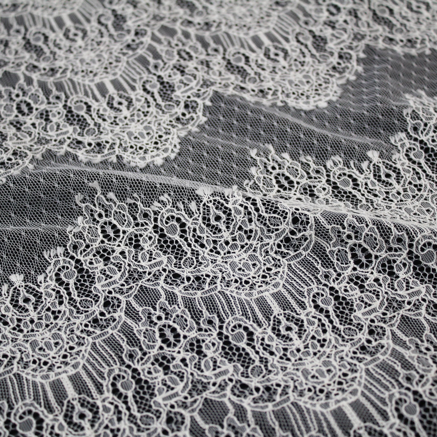Pizzo Chantilly | Motivo Arabesco a Bande Larghe Orizzontali | Smerlo | H 130 cm | FW3947