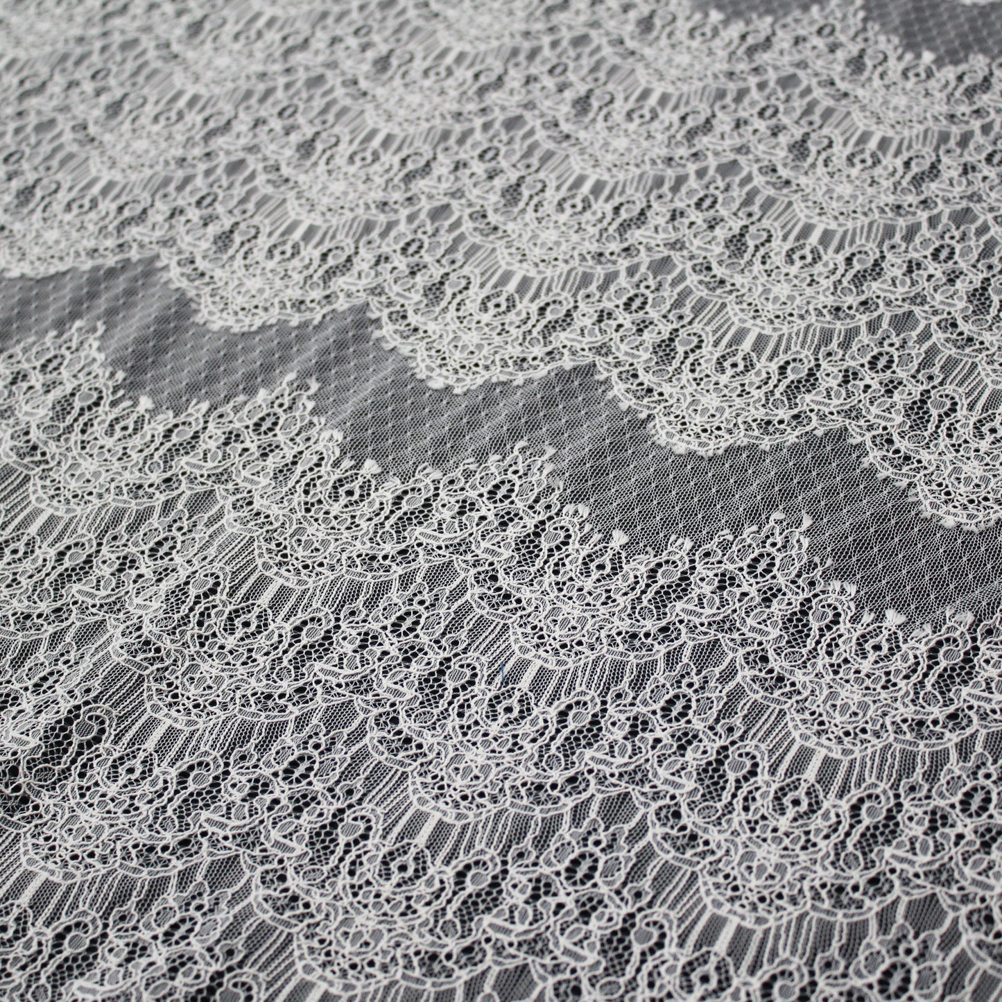 Pizzo Chantilly | Motivo Arabesco a Bande Larghe Orizzontali | Smerlo | H 130 cm | FW3947