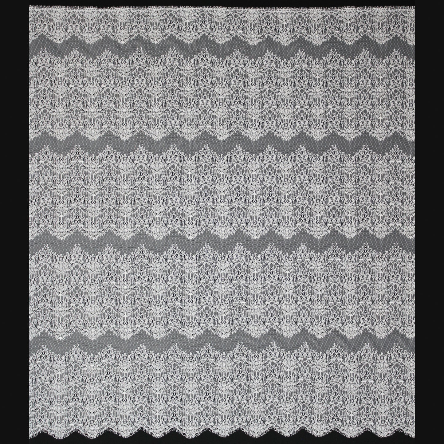 Pizzo Chantilly | Motivo Arabesco a Bande Larghe Orizzontali | Smerlo | H 130 cm | FW3947