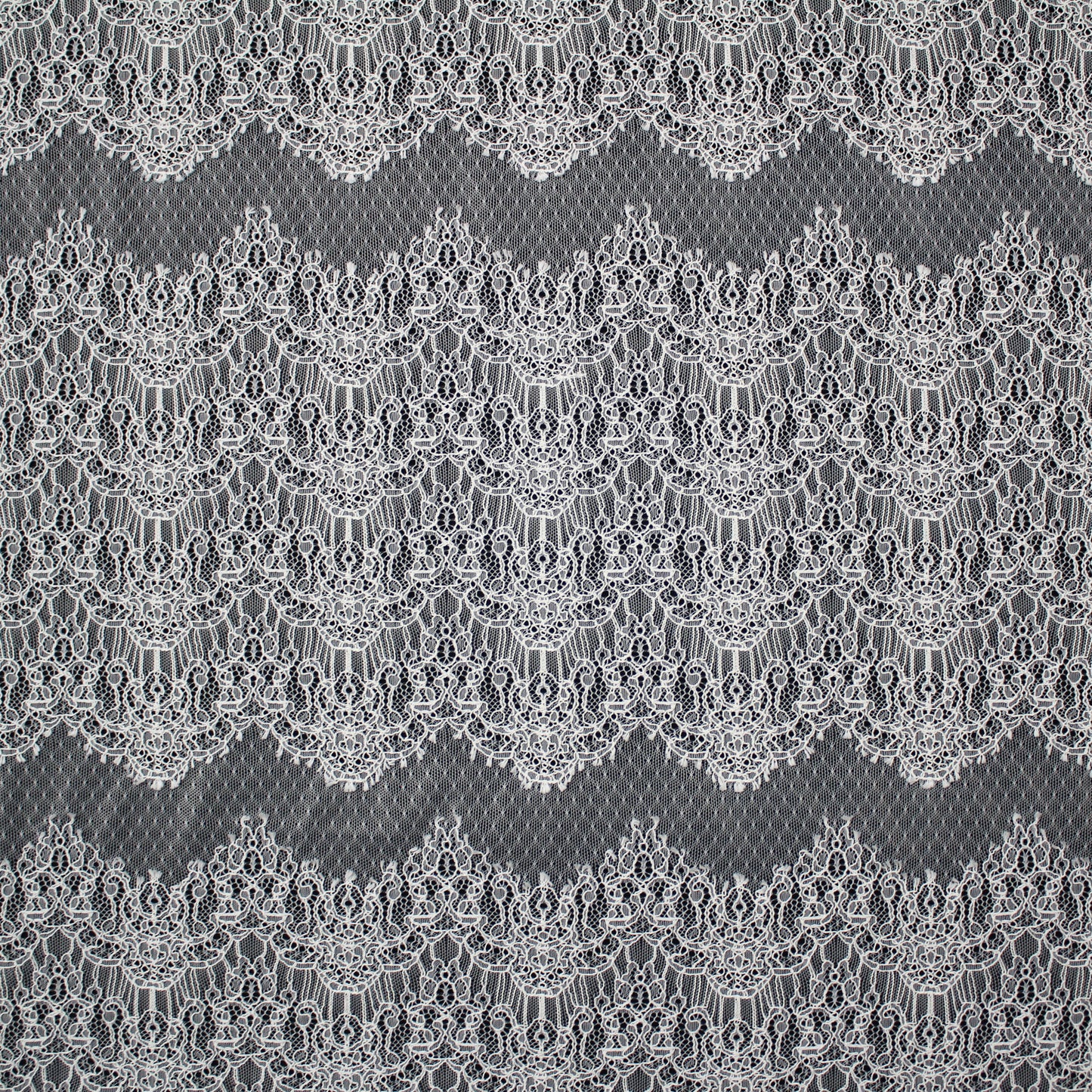 Pizzo Chantilly | Motivo Arabesco a Bande Larghe Orizzontali | Smerlo | H 130 cm | FW3947