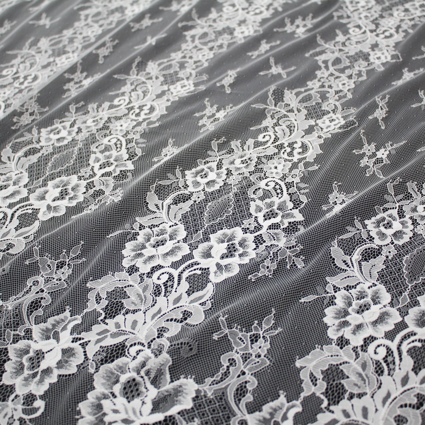 Pizzo Chantilly | Motivo Floreale a Bande Verticali | Doppio Bordo Alto Arabesco | H 150 cm | FW2483