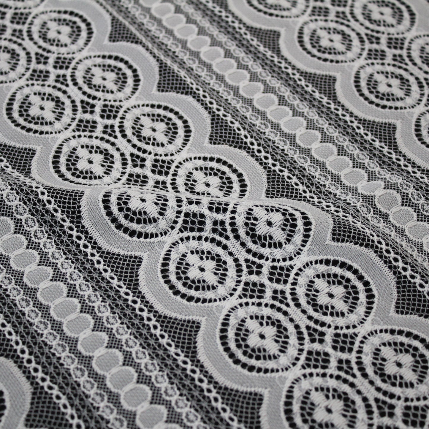 Pizzo Chantilly | Motivo Geometrico a Bande Verticali | Doppio Smerlo | H 140 cm | FW3485