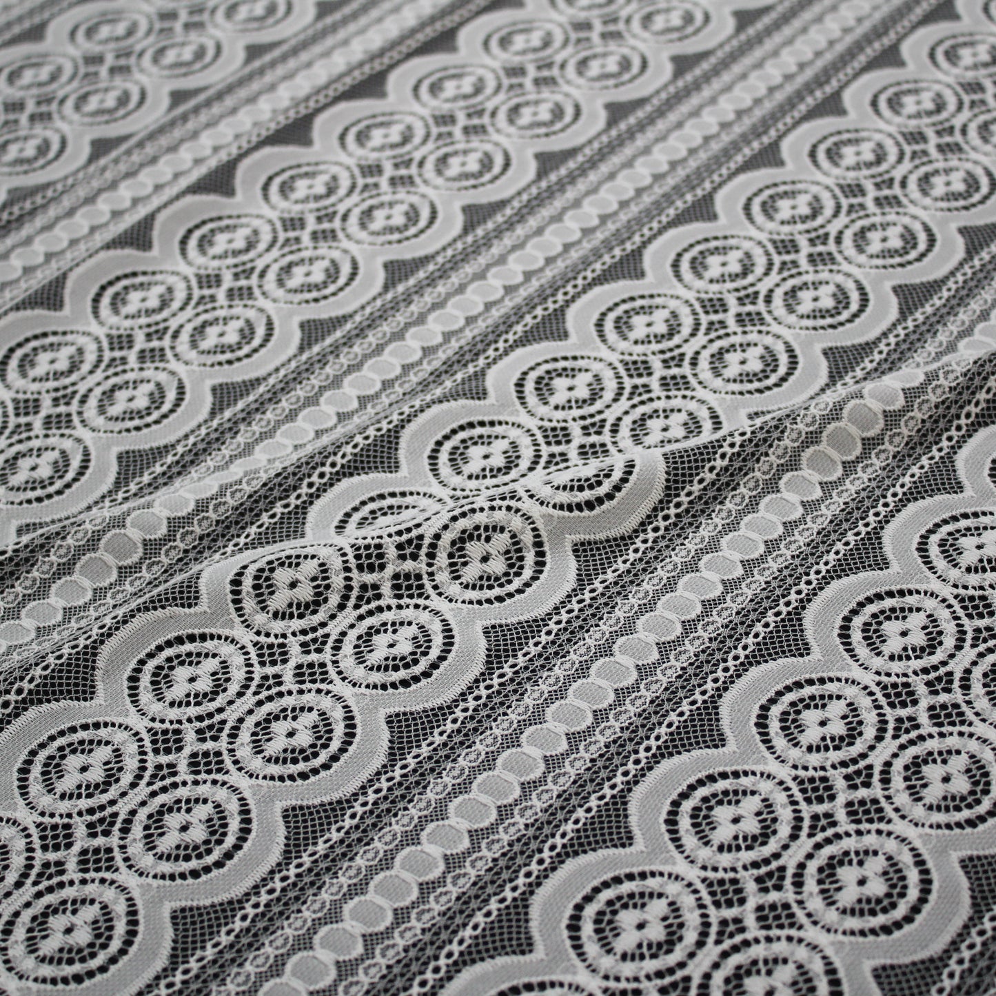 Pizzo Chantilly | Motivo Geometrico a Bande Verticali | Doppio Smerlo | H 140 cm | FW3485