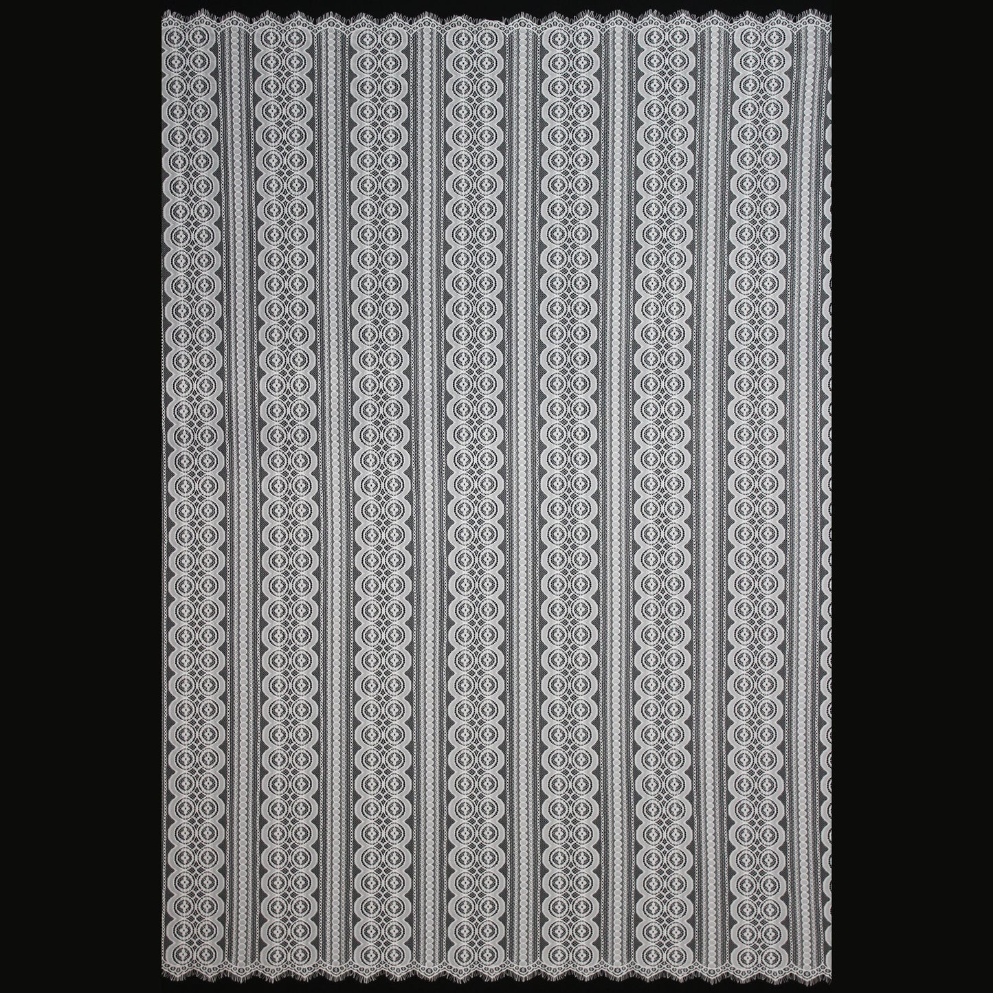 Pizzo Chantilly | Motivo Geometrico a Bande Verticali | Doppio Smerlo | H 140 cm | FW3485
