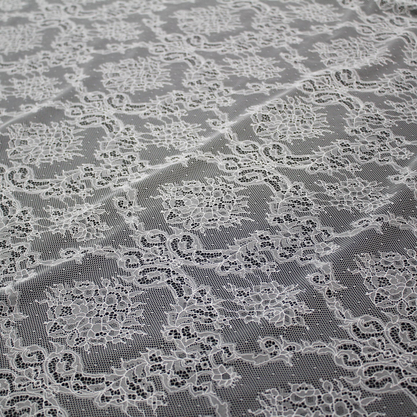 Pizzo Chantilly Ombré | Motivo Arabesco e Intrecci di Fiori | Senza Bordo | H 145-150 cm | FW4111