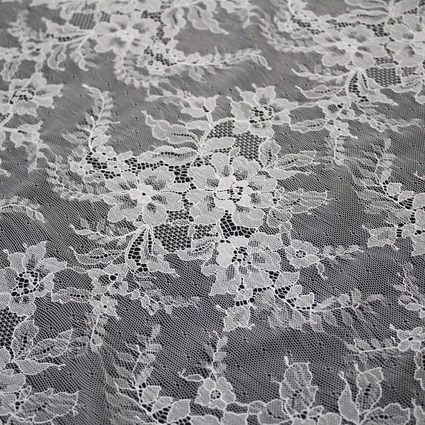 Pizzo Chantilly Ombré | Tralci di Fiori a Campo Pieno | Doppio Bordo con Motivo Floreale e Paisley Medio | H 150 cm | FW2040