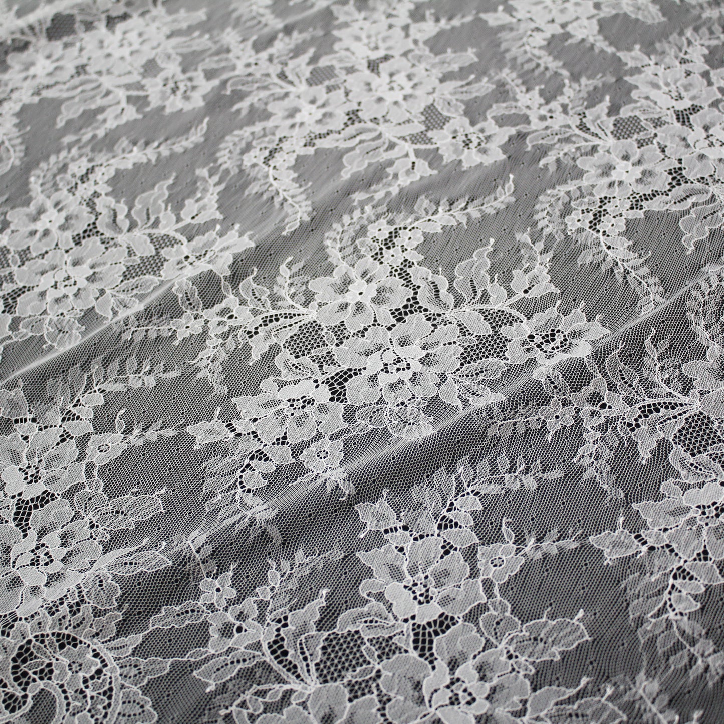 Pizzo Chantilly Ombré | Tralci di Fiori a Campo Pieno | Doppio Bordo con Motivo Floreale e Paisley Medio | H 150 cm | FW2040