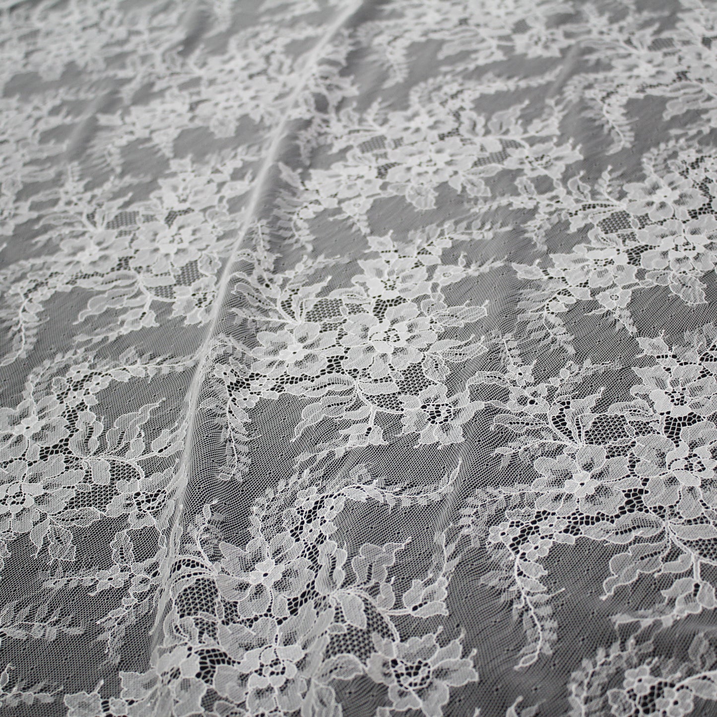 Pizzo Chantilly Ombré | Tralci di Fiori a Campo Pieno | Doppio Bordo con Motivo Floreale e Paisley Medio | H 150 cm | FW2040