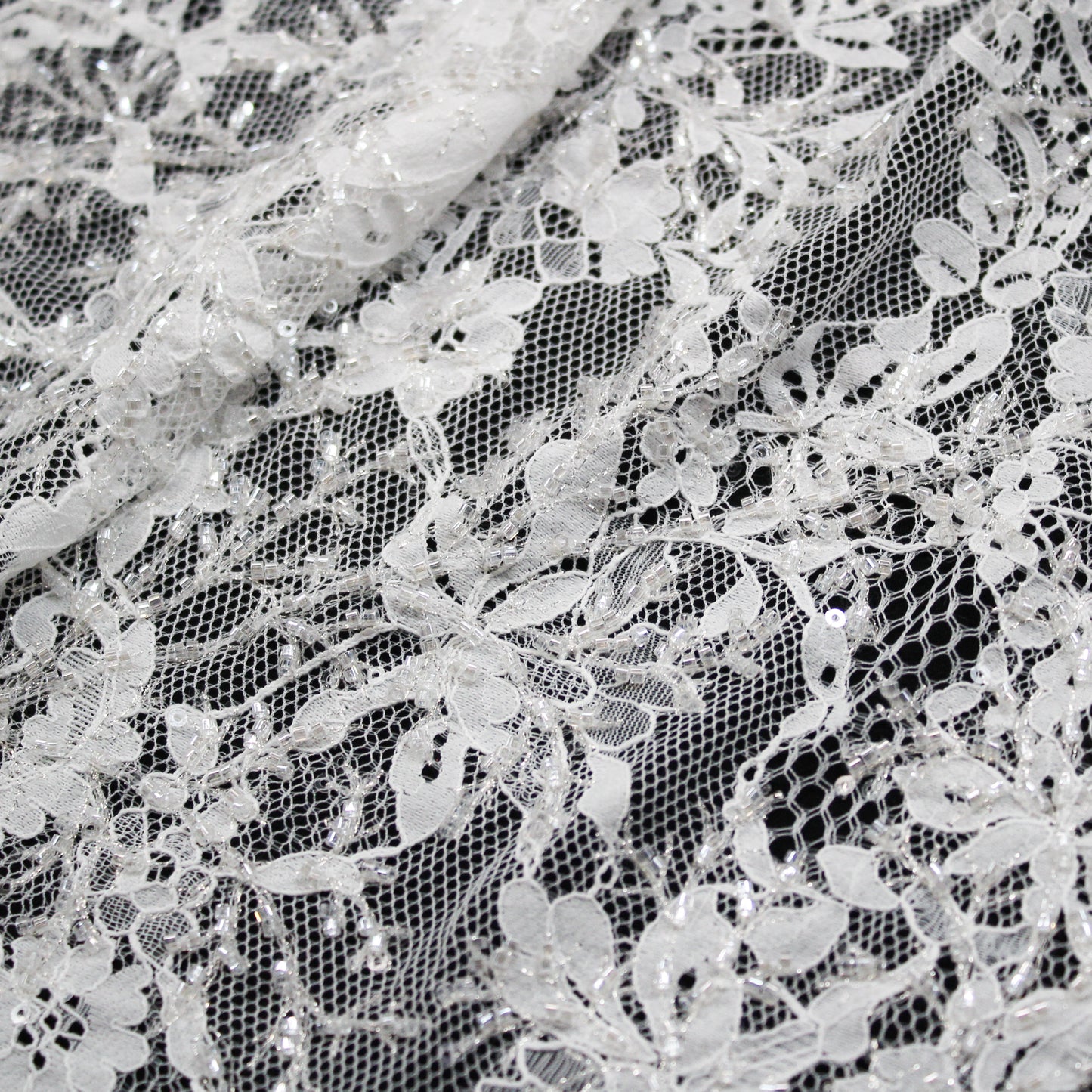 Pizzo Chantilly Tinta Unita con Ricamo di Paillettes e Coralli
