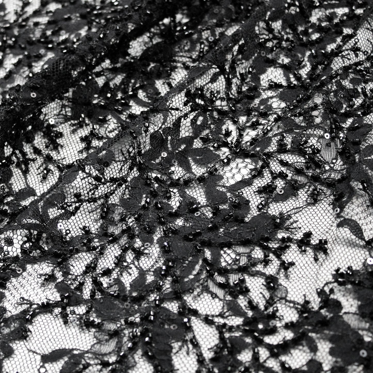 Pizzo Chantilly Tinta Unita con Ricamo di Paillettes e Coralli