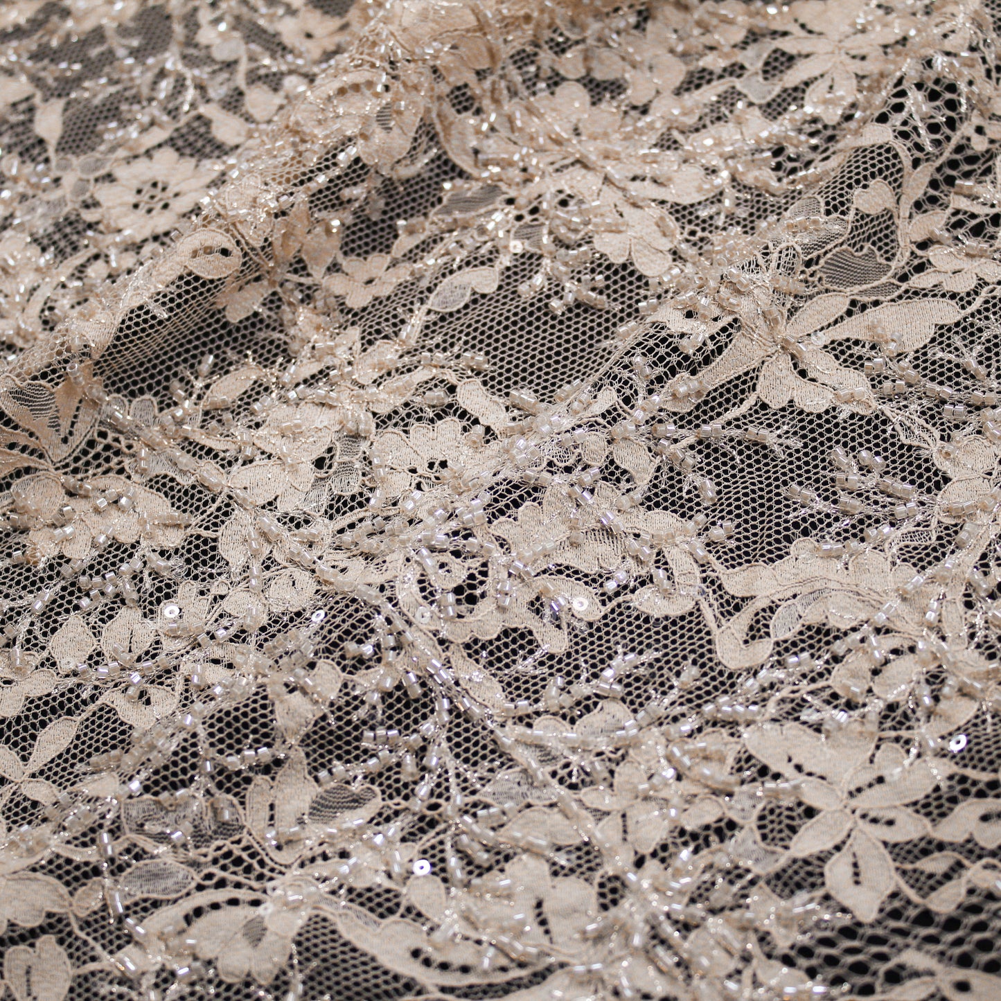 Pizzo Chantilly Tinta Unita con Ricamo di Paillettes e Coralli