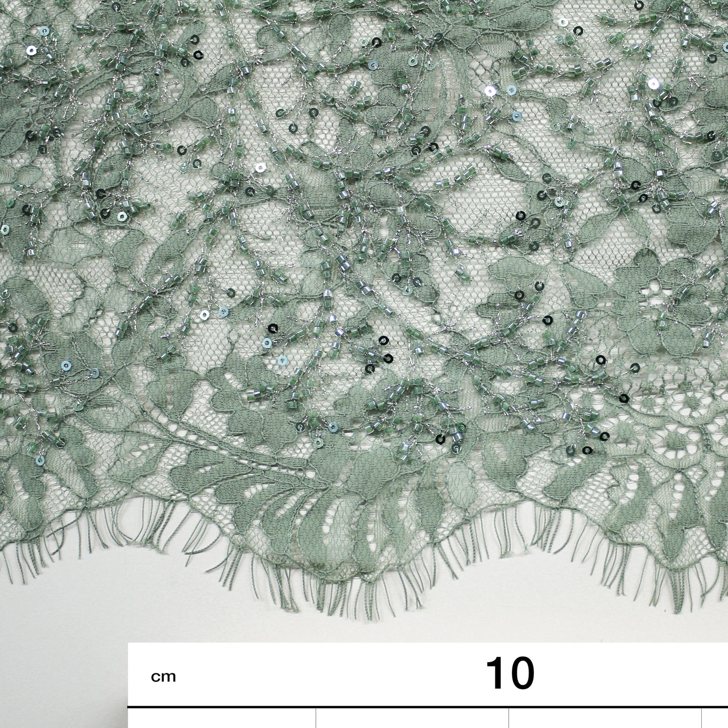 Pizzo Chantilly Tinta Unita con Ricamo di Paillettes e Coralli