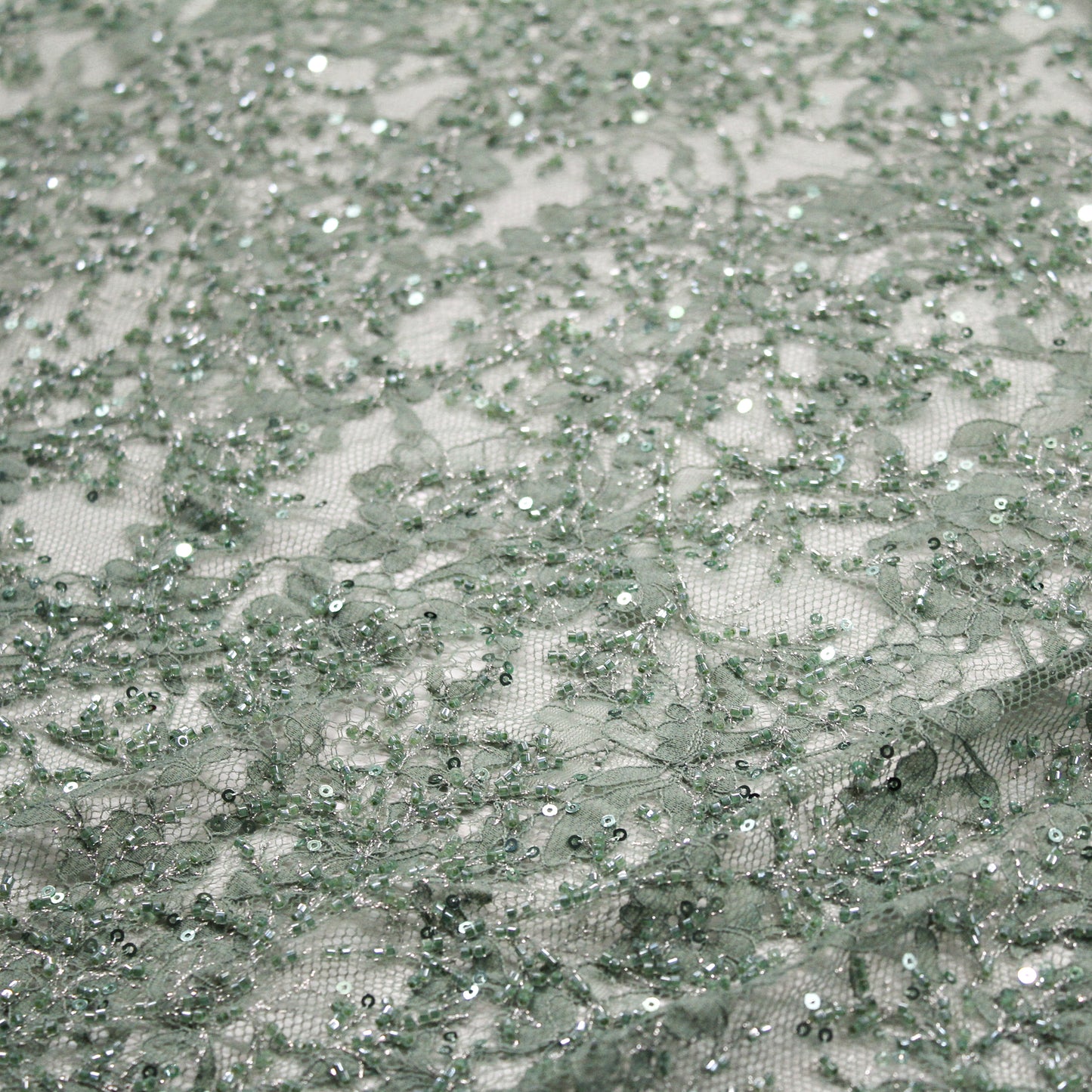 Pizzo Chantilly Tinta Unita con Ricamo di Paillettes e Coralli