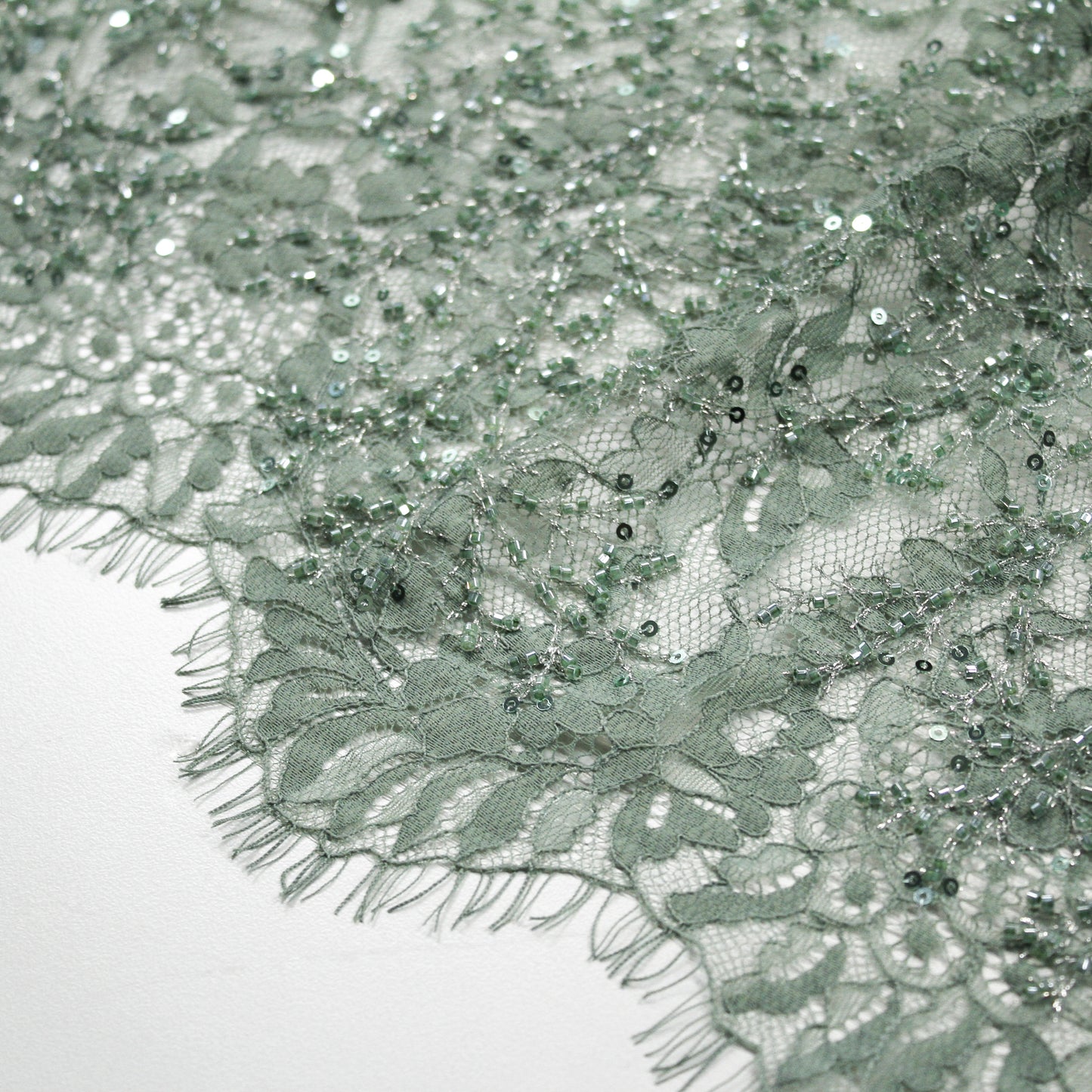 Pizzo Chantilly Tinta Unita con Ricamo di Paillettes e Coralli