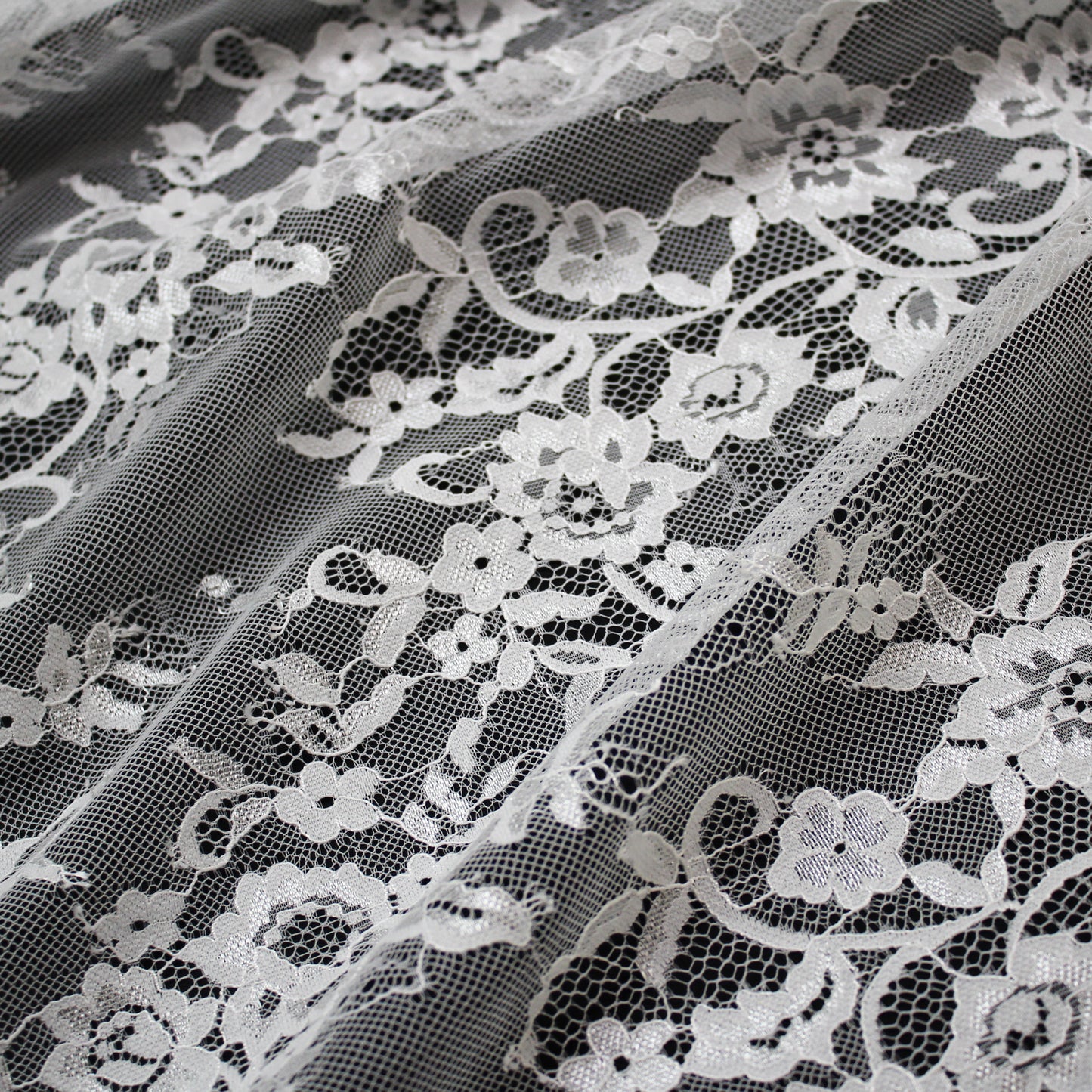 Pizzo Chantilly | Ricamo Ramage di Fiori a Zig Zag Verticale | Doppio Bordo Medio | H 150 cm | FW4107