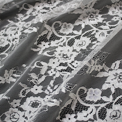Pizzo Chantilly | Ricamo Ramage di Fiori a Zig Zag Verticale | Doppio Bordo Medio | H 150 cm | FW4107
