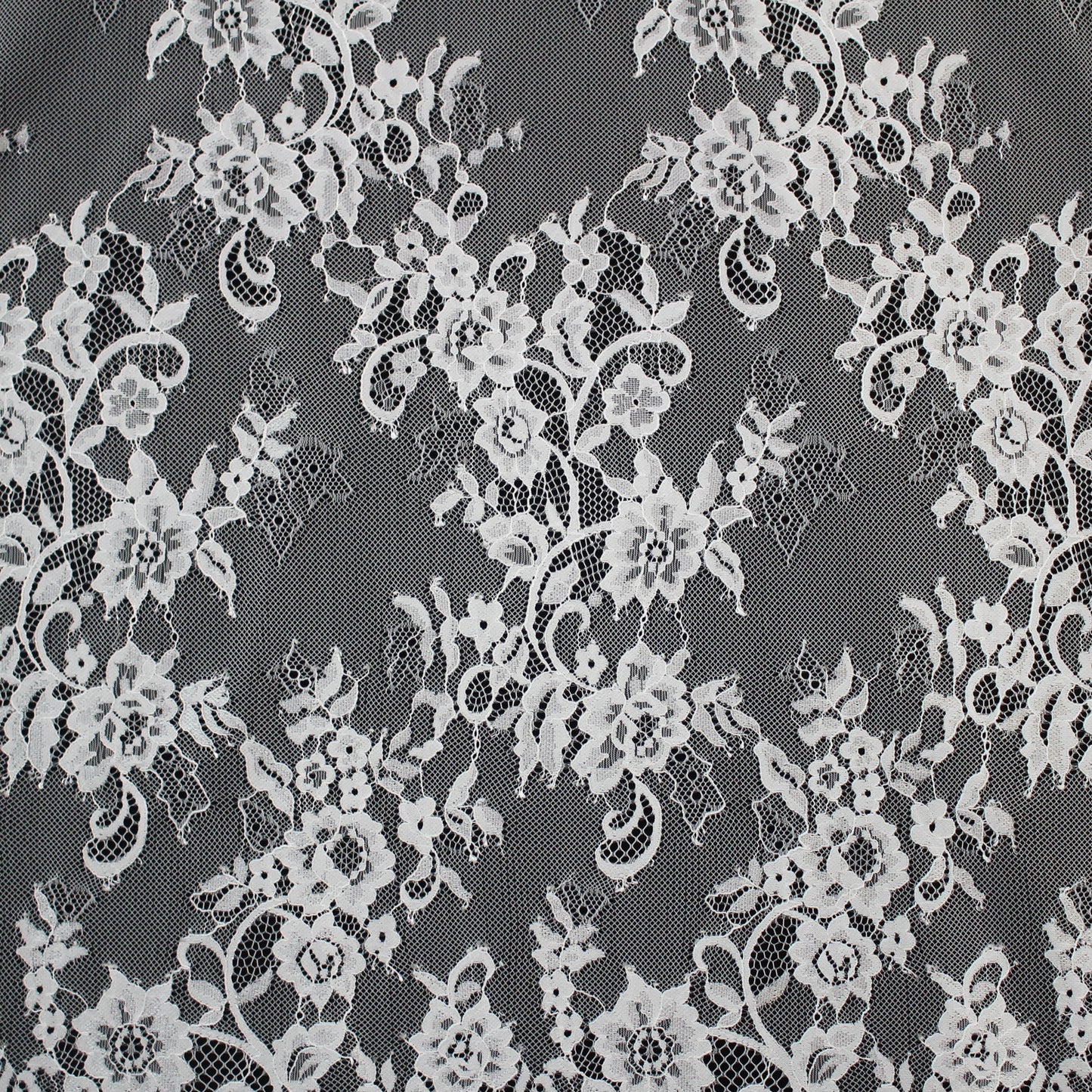 Pizzo Chantilly | Ricamo Ramage di Fiori a Zig Zag Verticale | Doppio Bordo Medio | H 150 cm | FW4107