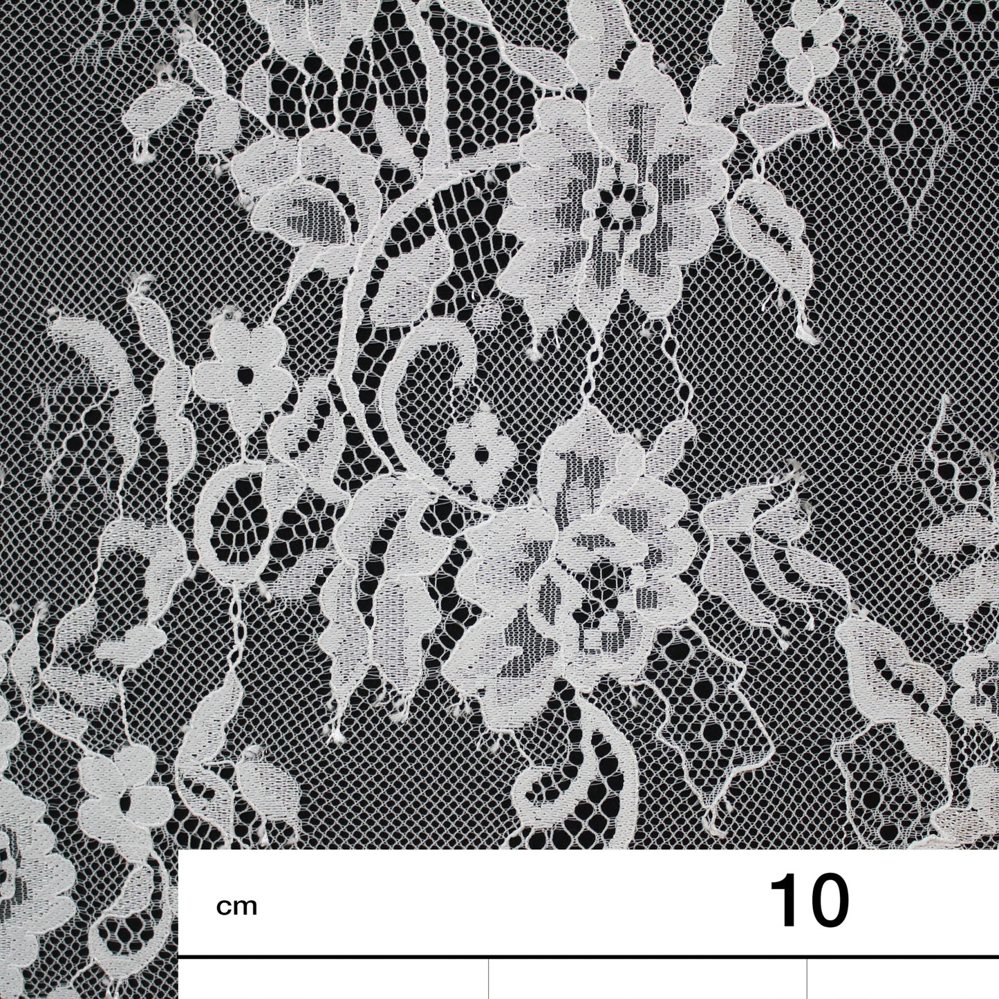 Pizzo Chantilly | Ricamo Ramage di Fiori a Zig Zag Verticale | Doppio Bordo Medio | H 150 cm | FW4107