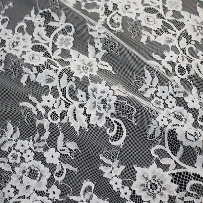 Pizzo Chantilly | Ricamo Ramage di Fiori a Zig Zag Verticale | Doppio Bordo Medio | H 150 cm | FW4107